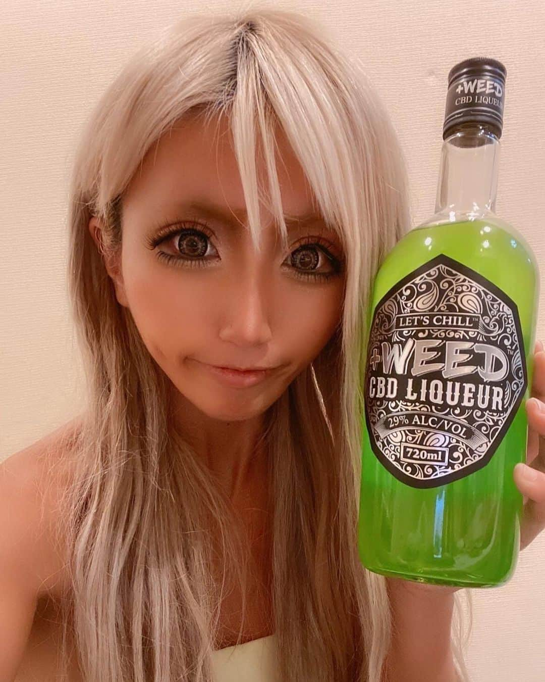 やよさーんさんのインスタグラム写真 - (やよさーんInstagram)「. 話題のプラスウィード @plusweed_grbw ＋WEED CBD LIQUEUR  大好きなレッドブルで割って飲んだら美味しかった💚💚  色が映えすぎててやばい💚 発色良すぎる緑で可愛い😍‼️ . CBDが入ってるから睡眠前に飲むのがリラックスしてチルタイムで良き〜💚 . みんなも試してみて☺️💖💖 . サウナ後やから眉毛消えてる🤭笑 . #プラスウィード #パリピ酒 #CBD #cbdリキュール #リキュール #カクテル #お酒 #お酒好きな人と繋がりたい #ショット #ドンキで買える #paidpartnership」5月27日 21時02分 - yayosaan