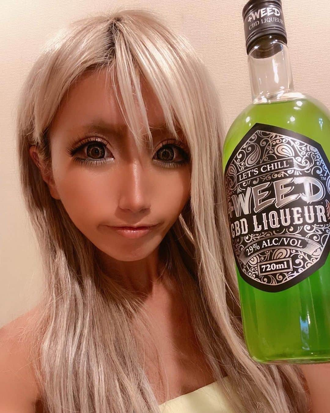 やよさーんさんのインスタグラム写真 - (やよさーんInstagram)「. 話題のプラスウィード @plusweed_grbw ＋WEED CBD LIQUEUR  大好きなレッドブルで割って飲んだら美味しかった💚💚  色が映えすぎててやばい💚 発色良すぎる緑で可愛い😍‼️ . CBDが入ってるから睡眠前に飲むのがリラックスしてチルタイムで良き〜💚 . みんなも試してみて☺️💖💖 . サウナ後やから眉毛消えてる🤭笑 . #プラスウィード #パリピ酒 #CBD #cbdリキュール #リキュール #カクテル #お酒 #お酒好きな人と繋がりたい #ショット #ドンキで買える #paidpartnership」5月27日 21時02分 - yayosaan