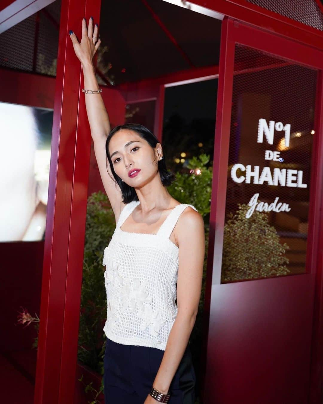 山賀琴子さんのインスタグラム写真 - (山賀琴子Instagram)「@chanel.beauty   ミッドタウンのN1 DE CHANEL gardenへ。 赤を基調とした空間が素敵でうっとり…  実際には香りのないカメリアをイメージして作られたボディミストはフローラルな香りで本当に好み。 幸せの香りってこんな感じなのかなぁ🕊  実はトップスと腕時計もCHANEL (母からのお下がりを大切に使ってる) やっと着れた♡  #N1DeCHANEL #CHANELbeauty」5月27日 21時34分 - kotokoyamaga