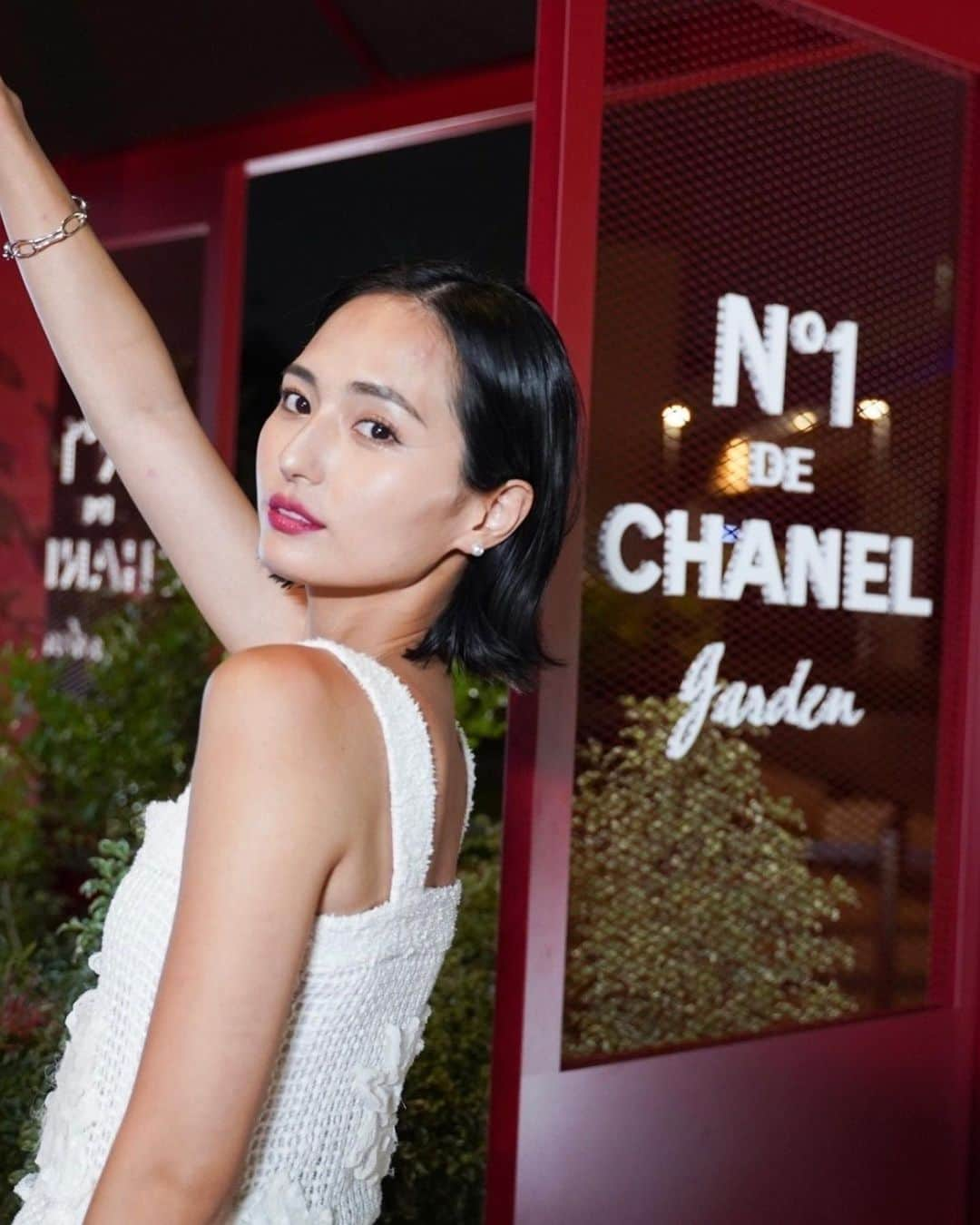 山賀琴子さんのインスタグラム写真 - (山賀琴子Instagram)「@chanel.beauty   ミッドタウンのN1 DE CHANEL gardenへ。 赤を基調とした空間が素敵でうっとり…  実際には香りのないカメリアをイメージして作られたボディミストはフローラルな香りで本当に好み。 幸せの香りってこんな感じなのかなぁ🕊  実はトップスと腕時計もCHANEL (母からのお下がりを大切に使ってる) やっと着れた♡  #N1DeCHANEL #CHANELbeauty」5月27日 21時34分 - kotokoyamaga