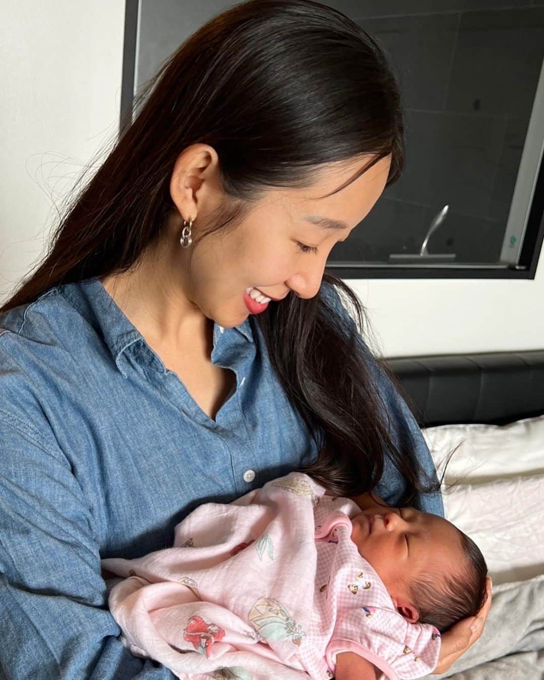 澤山璃奈さんのインスタグラム写真 - (澤山璃奈Instagram)「愛するかなぺ　@kana_h1227  の赤ちゃんに会いに行ってきました💕👶  抱っこさせてもらった瞬間、ちっちゃくて愛おしくて感動して涙が出ました😢💓  本当に可愛くて可愛くて、、、毎日かなぺのインスタを楽しみにみてます😂❤️  同じ事務所でLOVEACEのメンバーとして出逢った時は、こんな瞬間を共に出来るなんて思っても無かったね🤝 一生の友との出逢いに、無事に産まれてくれた赤ちゃんに心から感謝🙏🏽💖」5月27日 21時57分 - rinasawayama