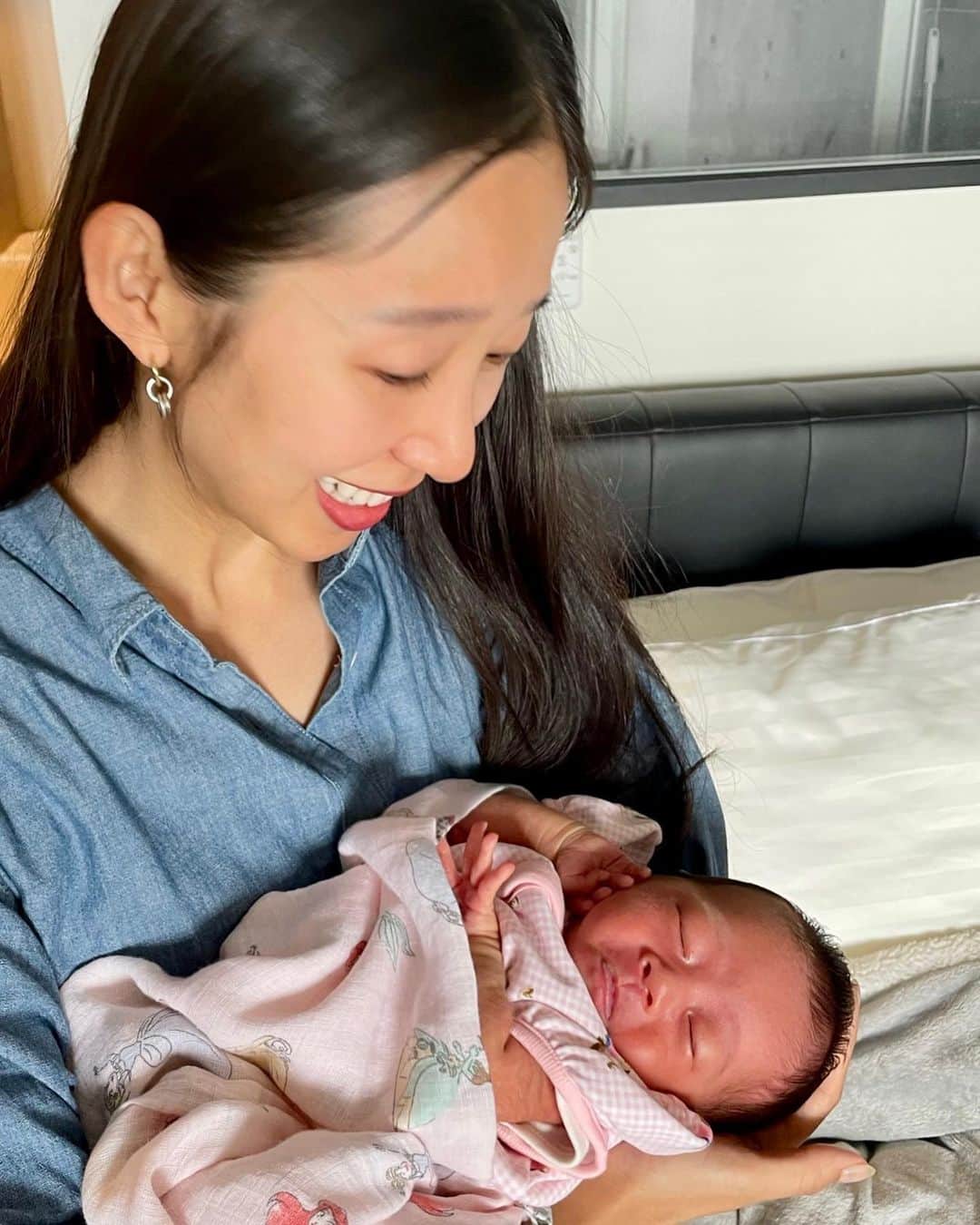 澤山璃奈さんのインスタグラム写真 - (澤山璃奈Instagram)「愛するかなぺ　@kana_h1227  の赤ちゃんに会いに行ってきました💕👶  抱っこさせてもらった瞬間、ちっちゃくて愛おしくて感動して涙が出ました😢💓  本当に可愛くて可愛くて、、、毎日かなぺのインスタを楽しみにみてます😂❤️  同じ事務所でLOVEACEのメンバーとして出逢った時は、こんな瞬間を共に出来るなんて思っても無かったね🤝 一生の友との出逢いに、無事に産まれてくれた赤ちゃんに心から感謝🙏🏽💖」5月27日 21時57分 - rinasawayama