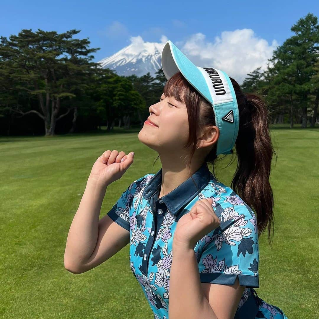 山内鈴蘭さんのインスタグラム写真 - (山内鈴蘭Instagram)「青空にゴルフ場に富士山😆最高でしかないっ💓💓💓 ． Gorurunウェアが映えてる😍 サンバイザーのサイドにあるラバーワッペンがまた可愛いんだーー🤭 ． 富士山ってやっぱり凄いなと思ったのは、パワーもらえた気がする🫢🗻 ． オーラというか、存在感というか さすが日本一！って🥰 ． ． 富士山みたいに 存在感ありながらも周りに溶け込んで、それでもどっしり構えたエネルギーに溢れる人に私もなりたい😤😤 ． ． #ゴルフ #富士山 #ゴルフ好き #山梨県 #山中湖 #富士ゴルフコース  #日本一 #世界遺産 #ゴルフウェア #gorurun #ゴルフ女子 #ゴルフコーデ #ゴルフファッション #ゴルフ女子コーデ #ゴルフ日和 #iPhone13」5月27日 22時08分 - xxsuzuranxx