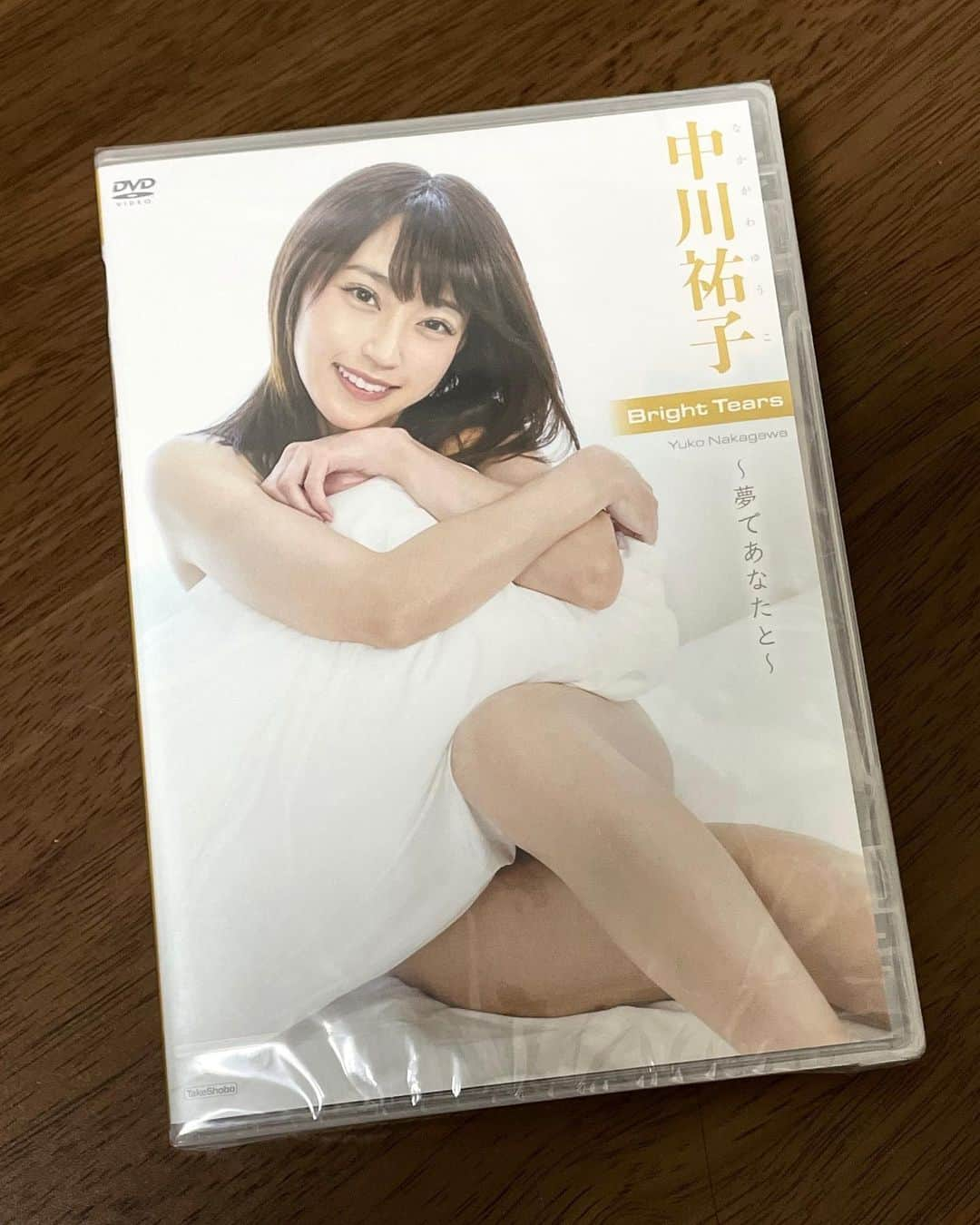 中川祐子さんのインスタグラム写真 - (中川祐子Instagram)「本日5月27日発売‼️📀✨ . 私の5th DVD 『Bright Tears ～夢であなたと～』 発売開始しました❤️ . amazonの購入サイトも 無事に正常に直り一安心😌ほっ 新しいサイトのアドレスを2枚目の写真に貼っておきますね！ . すでに予約購入して下さった皆さまには 今日届いてるのかな？ 本当にありがとうございます‼️✨💕 . お陰様で本日 amazonランキングで なんと「4位」に浮上したとの 報告が入りました‼️😳 . 若くて可愛いアイドルの方々と 同じ土俵に立たせて頂いてること自体 とてもとてもとても恐縮なのに、 これぞまさに奇跡としか思えません😭🙏 . いつも応援して下さる皆さまに 心より感謝申し上げます✨ 本当にありがとうございます✨✨ . これからもたくさんの奇跡が起こせるよう 頑張ります‼️☺️✨ . . #中川祐子 #5thdvd #brighttears #夢であなたと #会えますように #ジャケット公開 #パッケージ公開 #DVD発売 #5月27日発売 #グラビア撮影 #グラビアモデル #アイドルDVD #3年ぶりの発売 #ラストDVD #色んな水着着ました #楽しんで撮影 #ポジティブ思考  #グラビアは体力勝負 #オファーありがとうございます  #ファンの皆さまに感謝を込めて  #頑張りました #いつも応援ありがとうございます #夢に向かって #挑戦することが大事  #奇跡は起こせる #竹書房 #amazon #DMM」5月27日 22時11分 - nakagawa.yuko