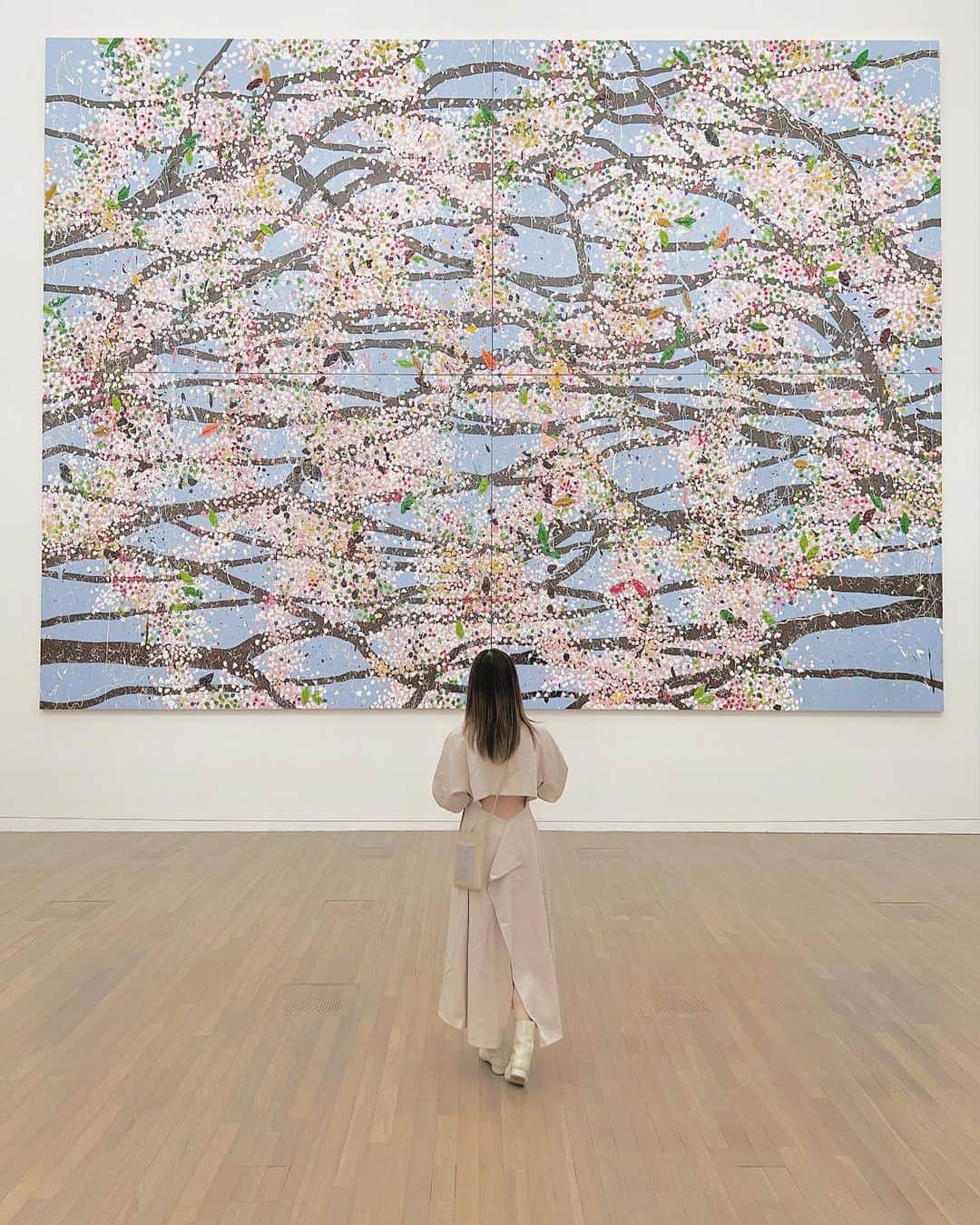 山内あいなさんのインスタグラム写真 - (山内あいなInstagram)「国立新美術館で開催されたダミアン・ハーストの〈桜〉を見て来ました🌸 ⁡ このシリーズは美と生と死についての作品で、 遠くから見ると美しい桜になっているのに 近くで見ると抽象画のようなタッチなのがとても印象的でした。 ⁡ 自分の個展の前に早起きして行ったんだけど、 とても刺激を受けて1番大きな画集を連れて帰りました📗笑 ⁡ 誘ってくれた黄くん @koh_takeshi とあゆかちゃんありがとう☺️‼︎ 今年はインプットもアウトプットもたくさんしたいので月一美術展巡りを目標にします💭🔥 ⁡ #この桜より大きな愛はない #ダミアンハースト #国立新美術館 #桜」5月27日 22時15分 - ainayamauchi3131
