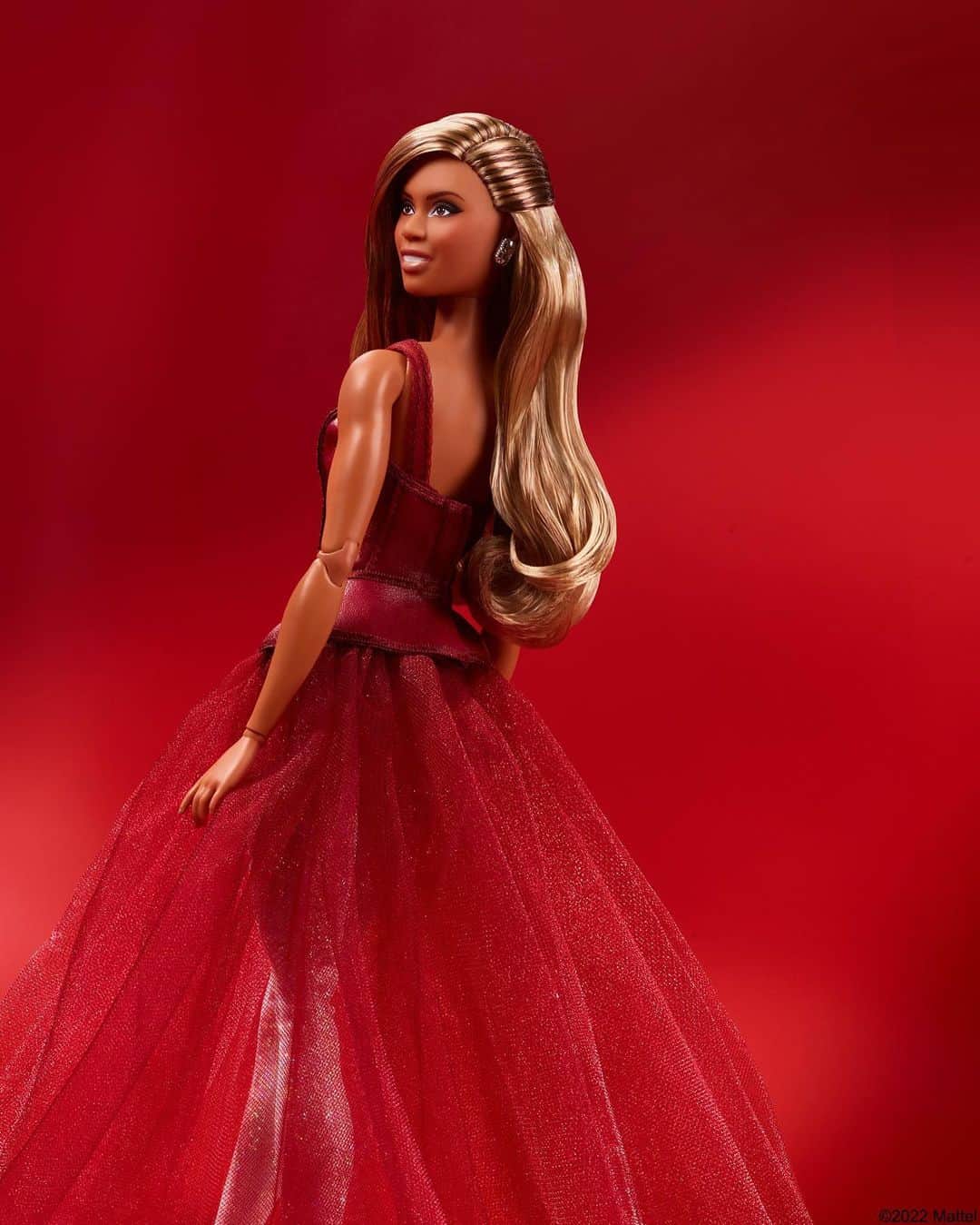 バービーさんのインスタグラム写真 - (バービーInstagram)「Introducing the @lavernecox Barbie Doll. As part of our Tribute Collection Series, the Laverne Cox Barbie Doll honors Laverne’s trailblazing career as an actress, cultural icon and LGBTQ+ advocate. In celebration of Laverne’s 50th birthday, Barbie is making a donation in her name to @transfamilysos, a nonprofit close to Laverne’s heart that is on a mission to create a more accepting community.⁠ ⁠ Shop the Laverne Cox Tribute Collection Doll now via link in bio. ❤️ #barbie #barbiestyle⁠」5月27日 23時00分 - barbiestyle