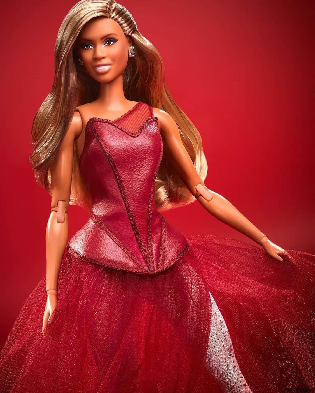 バービーさんのインスタグラム写真 - (バービーInstagram)「Introducing the @lavernecox Barbie Doll. As part of our Tribute Collection Series, the Laverne Cox Barbie Doll honors Laverne’s trailblazing career as an actress, cultural icon and LGBTQ+ advocate. In celebration of Laverne’s 50th birthday, Barbie is making a donation in her name to @transfamilysos, a nonprofit close to Laverne’s heart that is on a mission to create a more accepting community.⁠ ⁠ Shop the Laverne Cox Tribute Collection Doll now via link in bio. ❤️ #barbie #barbiestyle⁠」5月27日 23時00分 - barbiestyle