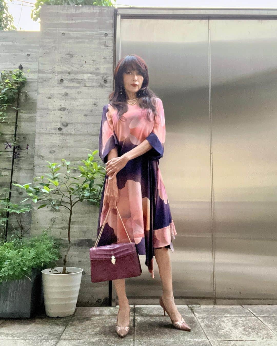 工藤静香さんのインスタグラム写真 - (工藤静香Instagram)「今日東京は酷い雨でしたね。  車に乗り込む際に一瞬でずぶ濡れになってしまいましたが、帰りには雨が止みカラッと晴れていました。  今日のドレスは  @soniarykiel の 14年前くらいの物なのですが、色合いが好きで大切にしています。靴は　@dolcegabbana こちらはもっと前かな？笑　 バッグは　@bulgari   コンサートツアーのグッズの先行発売が6月から出来るように、しっかり準備をしています！またお知らせさせてください。」5月27日 23時05分 - kudo_shizuka