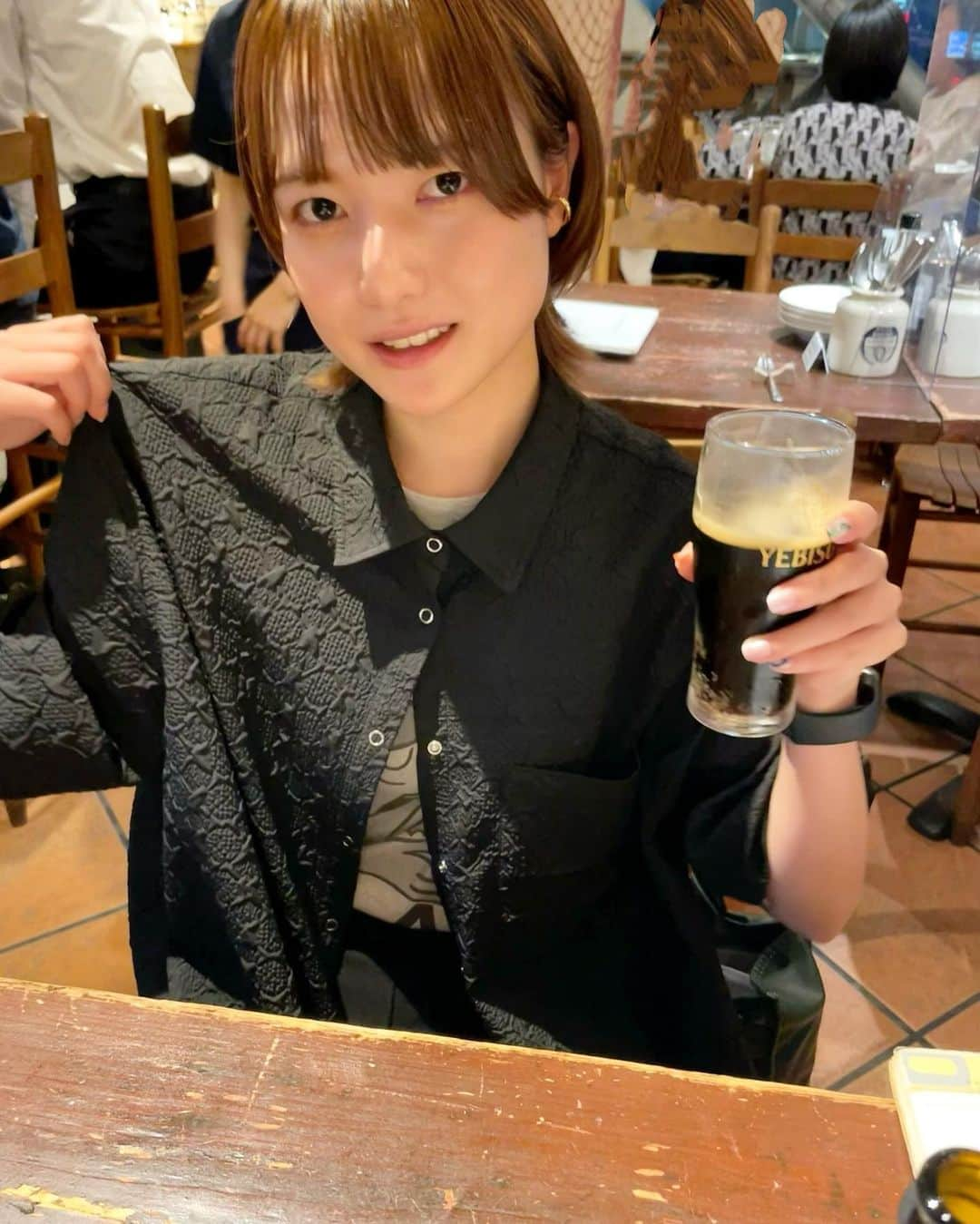 樺澤まどかさんのインスタグラム写真 - (樺澤まどかInstagram)「黒ビール☠️  今日は黒ビールを飲みました。 たまたま全身黒コーデの日。  写真は、同期というか同僚というか 大切な仲間というか友達が 「インスタ用ね、おけ」と言いながら 盛れるように撮ってくれました。 優しすぎてワロタ。  同期は同僚だけど、 友達としても接することができる貴重な人たち。 先輩でも後輩でもない独特の雰囲気で接することができる。安心する存在。  でも一緒にご飯行く時はなんとなく緊張します。逆に。 嫌われたくないとかそんな感覚があるっぽい。 でもめちゃくちゃ楽しい。  私は同期が多いいんです。 めっちゃラッキー。  #樺澤まどか  #ビール #グラス #黒ビール #beer #ショート #ショートヘア #ショート女子 #ウルフカット #ウルフ女子 #ウルフ #マッシュウルフ #マッシュ #春 #spring #springfashion #プハー #同期 #緊張 #ブラックコーデ #黒コーデ #黒シャツ #腹黒 #漆黒 #暗黒 #闇」5月27日 23時46分 - kabasawa_madoka