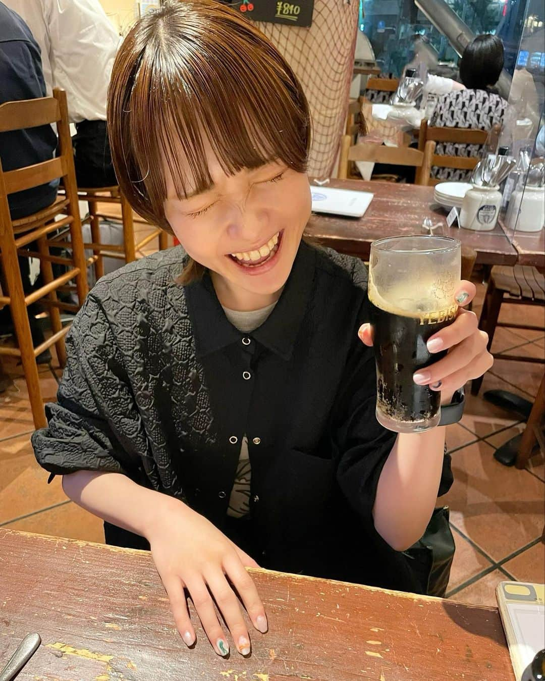 樺澤まどかさんのインスタグラム写真 - (樺澤まどかInstagram)「黒ビール☠️  今日は黒ビールを飲みました。 たまたま全身黒コーデの日。  写真は、同期というか同僚というか 大切な仲間というか友達が 「インスタ用ね、おけ」と言いながら 盛れるように撮ってくれました。 優しすぎてワロタ。  同期は同僚だけど、 友達としても接することができる貴重な人たち。 先輩でも後輩でもない独特の雰囲気で接することができる。安心する存在。  でも一緒にご飯行く時はなんとなく緊張します。逆に。 嫌われたくないとかそんな感覚があるっぽい。 でもめちゃくちゃ楽しい。  私は同期が多いいんです。 めっちゃラッキー。  #樺澤まどか  #ビール #グラス #黒ビール #beer #ショート #ショートヘア #ショート女子 #ウルフカット #ウルフ女子 #ウルフ #マッシュウルフ #マッシュ #春 #spring #springfashion #プハー #同期 #緊張 #ブラックコーデ #黒コーデ #黒シャツ #腹黒 #漆黒 #暗黒 #闇」5月27日 23時46分 - kabasawa_madoka