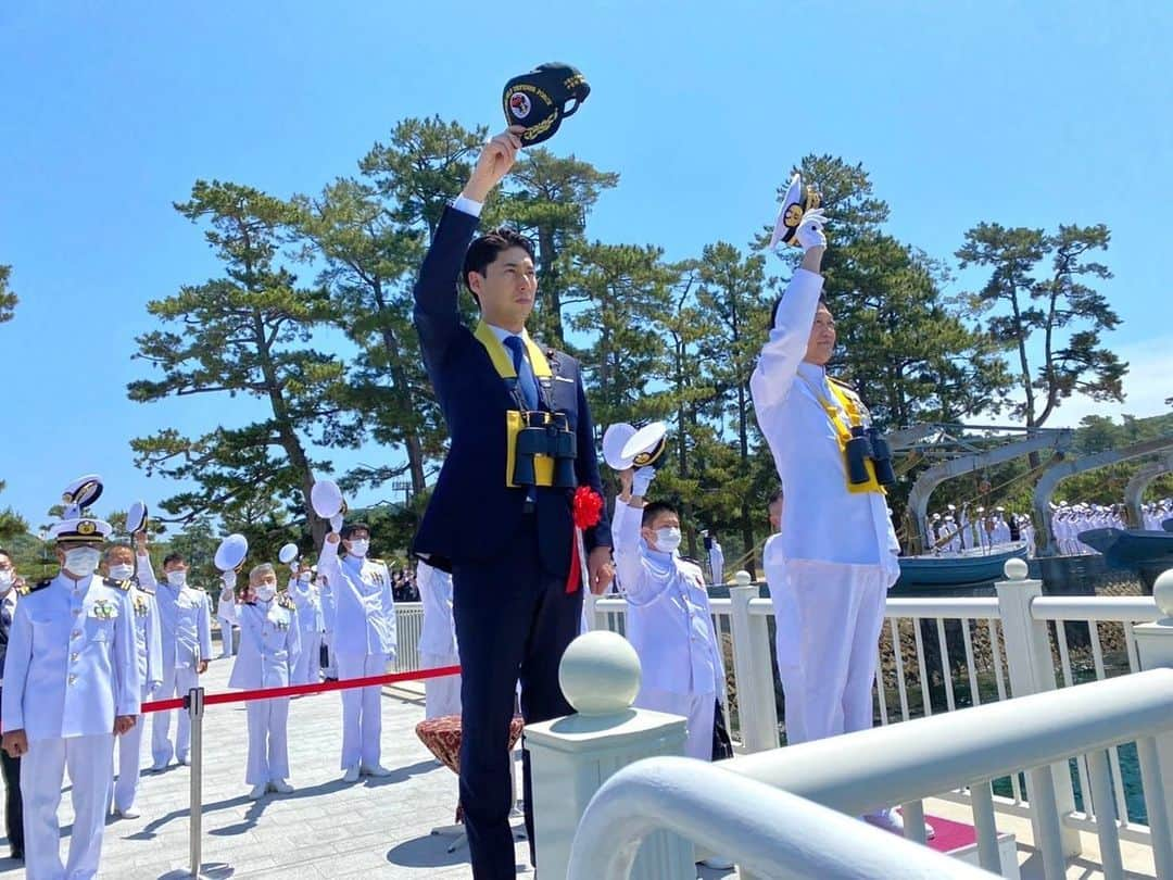 中曽根 康隆さんのインスタグラム写真 - (中曽根 康隆Instagram)「海上自衛隊の聖地【江田島】  広島県江田島市にある海上自衛隊幹部候補生学校の修業式にて訓示。新たに幹部となった自衛官達を港から送り出しました。白い制服が一糸乱れずに整列する中での栄誉礼は、大変身の引き締まる、緊張感あるものでした。  ここ江田島にある幹部候補生学校は明治以来の歴史がそのまま残る場所であり、海軍兵学校として長年使われていたことも含め、海上自衛隊にとっては聖地です。  本日は5月27日。修業式の日であり、日本海海戦の日であり、また海軍にいた祖父•故中曽根康弘の104回目の誕生日でもあります。この日に私が江田島にて日本の海を守ってきた先人達の歴史に想いを馳せる事が出来、同時にこれからの日本の海を守る若き自衛官達を激励出来た事は大変感慨深いものがあります。  天井が空まで伸びるほど高い大講堂にて合唱した【君が代】は隊員皆の声が鳴り響き、人生で最も感動した国歌斉唱となり、宿泊した【水交館】は明治そのもの、また【参考館】には海軍時代からの大量の貴重な遺物や資料が展示されており、まるでタイムスリップした感覚でした。  #江田島 #海上自衛隊」5月28日 0時35分 - yasutaka_nakasone