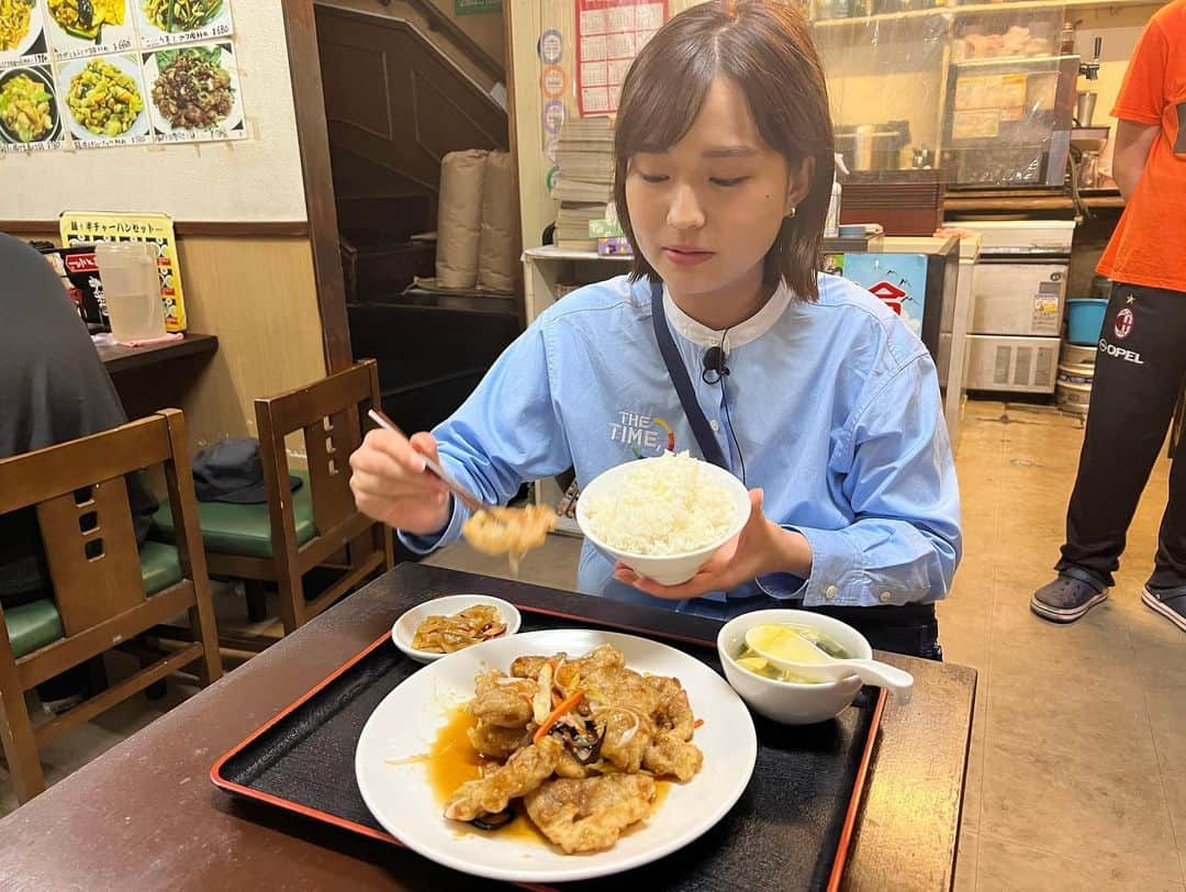 篠原梨菜さんのインスタグラム写真 - (篠原梨菜Instagram)「#朝5時の美味time きのうは東京・大田区 大田市場の中にある中華料理店 香楽園から！ 24時間営業。ボリューム満点の料理！ 市場で働く皆さんの胃袋を支えます！ 1番人気の揚げ豚肉の甘酢がけを😋 ジューシーながら甘酢のさっぱりとした後味！ご飯が進むコク深い味わいです😍 今日はこれから　土曜朝6時木梨の会。😍 #早朝グルメ #thetime_tbs #大田市場 #香楽園 #中華 #24時間営業 #揚げ豚肉の甘酢がけ #tbs」5月28日 5時54分 - shinorinatbs