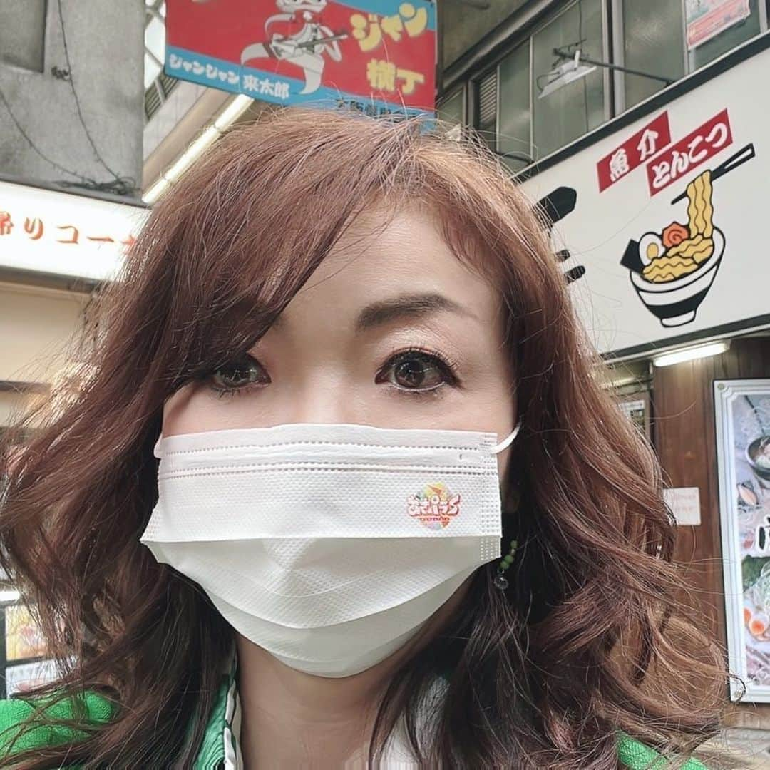 モモコさんのインスタグラム写真 - (モモコInstagram)「あさパラSのロケは、あさパラマスクで❗️ ロケ終わりも忘れててこれで新幹線乗っちゃいましたぁ😆  今日のあさパラSは、ハイヒール結成40周年のロケあります！ ○5/28(土)9時25分〜ytv「あさパラS」 ハイヒールが結成40周年で初心にかえってロケしたらこうなったSP  そして、モモコのOH！ソレ！み〜よ！は、先週に引き続きNONSTYLEがゲストです。 ○5/28(土)13時59分〜KTV「モモコのOH！ソレ！み〜よ！」  #ハイヒールモモコ #👠 #👠🍑 #CHANEL #シャネラー #グルメ #アメブロ  #YouTube #モモコ新聞 #あさパラS #40周年 #モモコのOHソレみーよ」5月28日 6時09分 - highheel_momoko