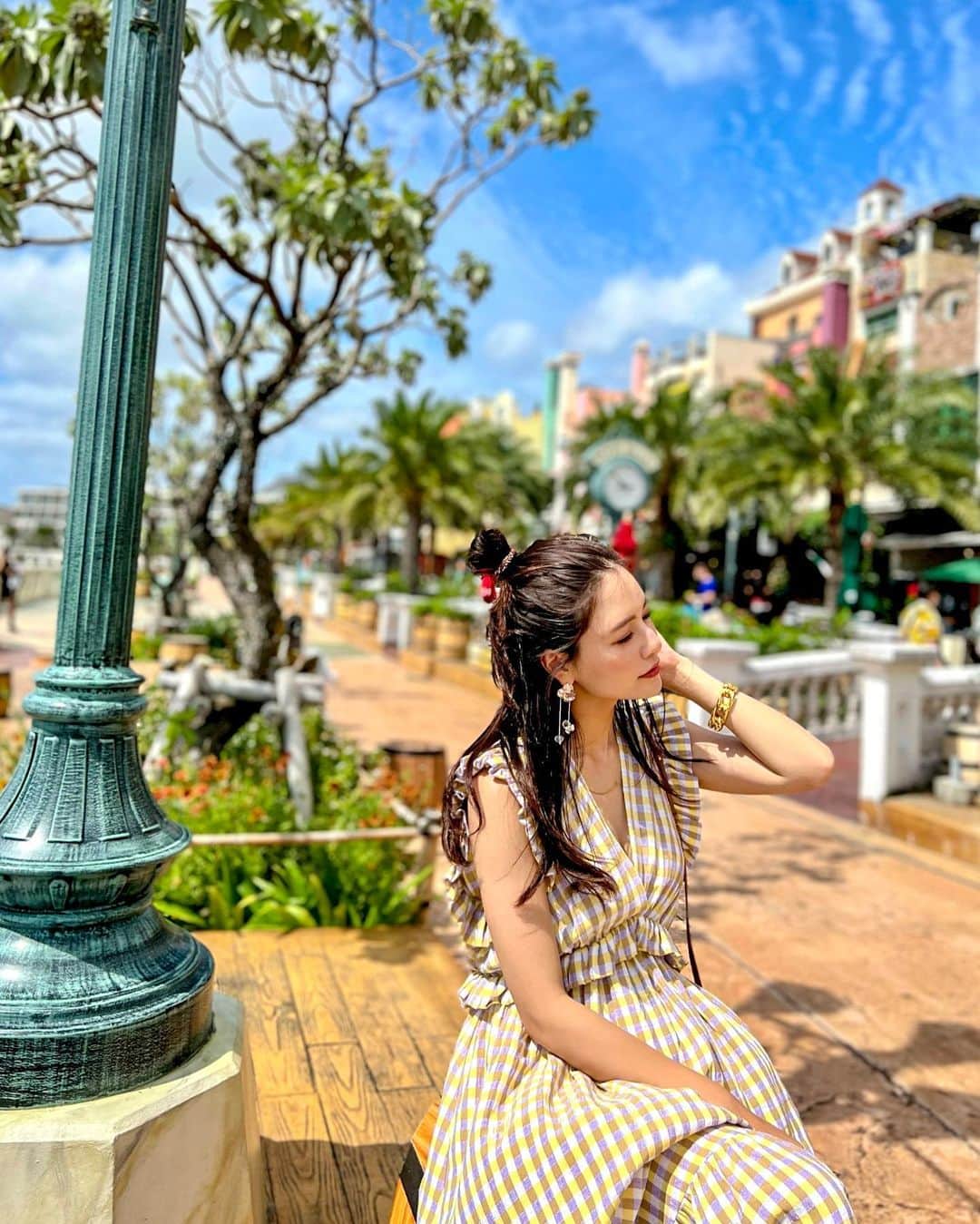 石井里奈さんのインスタグラム写真 - (石井里奈Instagram)「こんにちは☀️ 今日も沖縄編🌺✨ アメリカンヴィレッジをお散歩🚶‍♀️ . お天気良くてまるでアメリカ旅行してる気分ではしゃいでました🍔笑 . ずっと着たかったお気に入りの @tarajarmon_jp のチェックのマキシワンピース🧡👗 やっぱり可愛い！丈長めなのも可愛いし、胸元深めにあいてるので、水着を下にきても可愛かったです💕 . dress... @tarajarmon_jp  bag... @polene_paris  sandals... @hermes  earrings... @_hapi.hapi_  . 今日もゴルフに🏌️‍♀️ 楽しんできます❣️ . #沖縄 #okinawa #沖縄旅行 #沖縄観光 #海 #tarajamon #タラジャーモン #マキシワンピース #polene #poleneparis #hermes #エルメス #夏服コーデ #夏コーデ #海コーデ #リゾート #resort #夏ファッション #癒し #タビジョ #旅行好き #旅行好きな人と繋がりたい #国内旅行 #インスタ映えスポット #visitjapanjp #visitjapan #japan #japanesegirl #okinawatrip #アメリカンビレッジ」5月28日 12時30分 - ri7tin1025