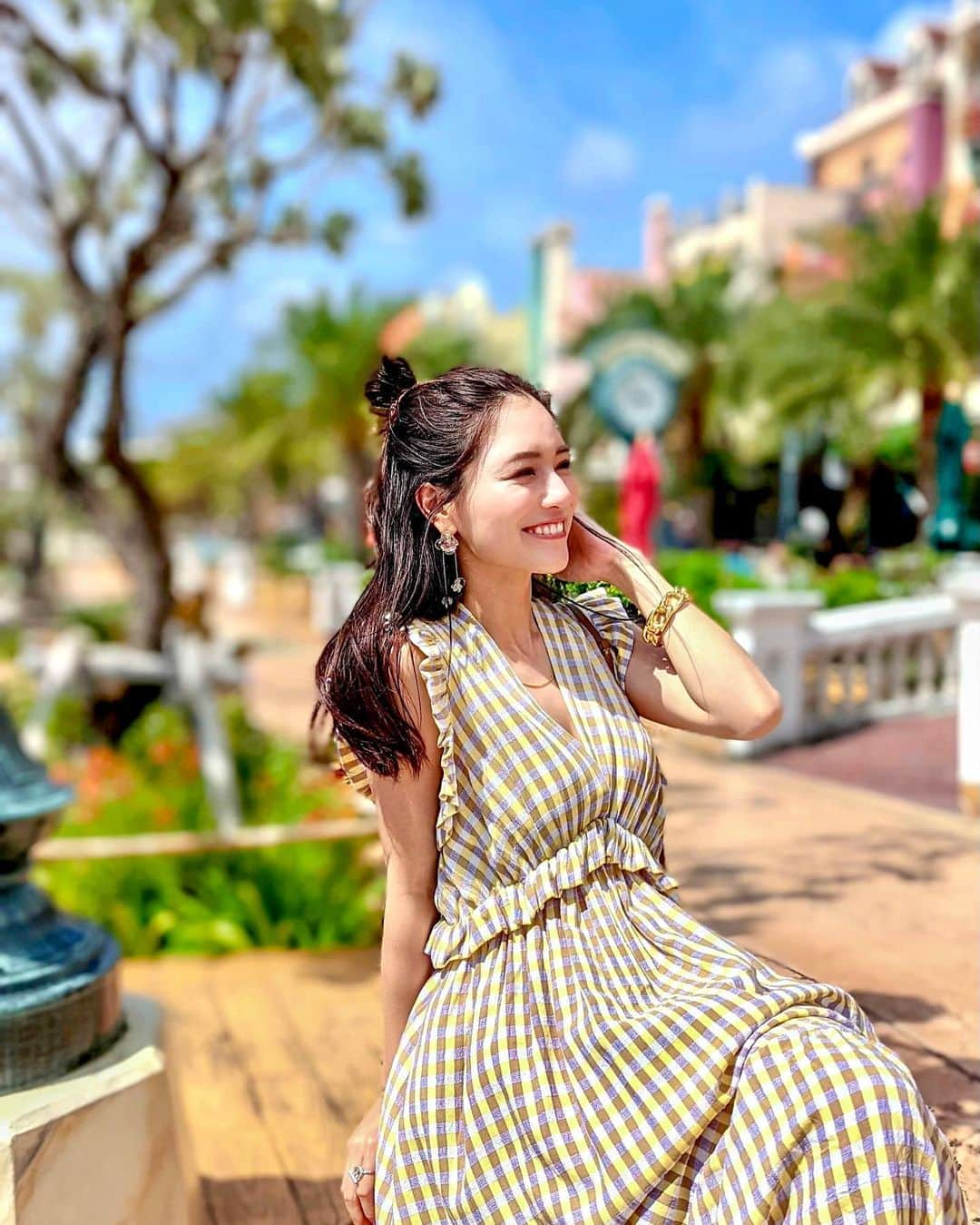 石井里奈さんのインスタグラム写真 - (石井里奈Instagram)「こんにちは☀️ 今日も沖縄編🌺✨ アメリカンヴィレッジをお散歩🚶‍♀️ . お天気良くてまるでアメリカ旅行してる気分ではしゃいでました🍔笑 . ずっと着たかったお気に入りの @tarajarmon_jp のチェックのマキシワンピース🧡👗 やっぱり可愛い！丈長めなのも可愛いし、胸元深めにあいてるので、水着を下にきても可愛かったです💕 . dress... @tarajarmon_jp  bag... @polene_paris  sandals... @hermes  earrings... @_hapi.hapi_  . 今日もゴルフに🏌️‍♀️ 楽しんできます❣️ . #沖縄 #okinawa #沖縄旅行 #沖縄観光 #海 #tarajamon #タラジャーモン #マキシワンピース #polene #poleneparis #hermes #エルメス #夏服コーデ #夏コーデ #海コーデ #リゾート #resort #夏ファッション #癒し #タビジョ #旅行好き #旅行好きな人と繋がりたい #国内旅行 #インスタ映えスポット #visitjapanjp #visitjapan #japan #japanesegirl #okinawatrip #アメリカンビレッジ」5月28日 12時30分 - ri7tin1025