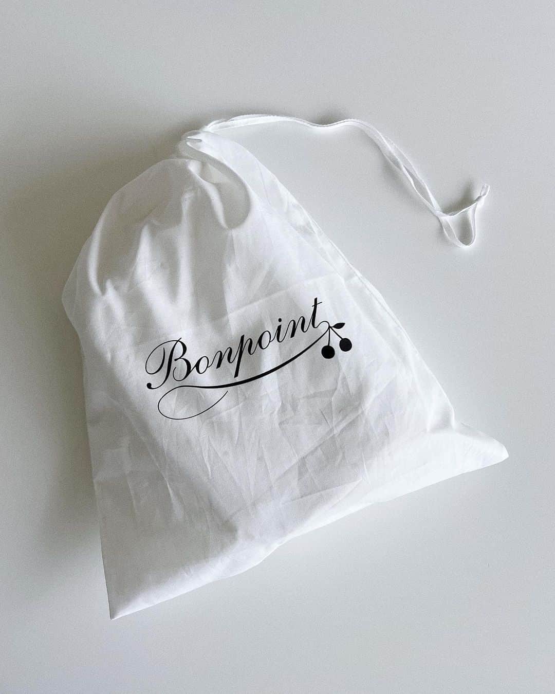 翁安芸さんのインスタグラム写真 - (翁安芸Instagram)「ボンポワンのモノトーンの巾着はじめて🤍🖤　  かわいいお洋服とポーチをありがとうございます🍒💓  #love #bonpoint #ボンポワン #babygirl」5月28日 13時04分 - akinyc