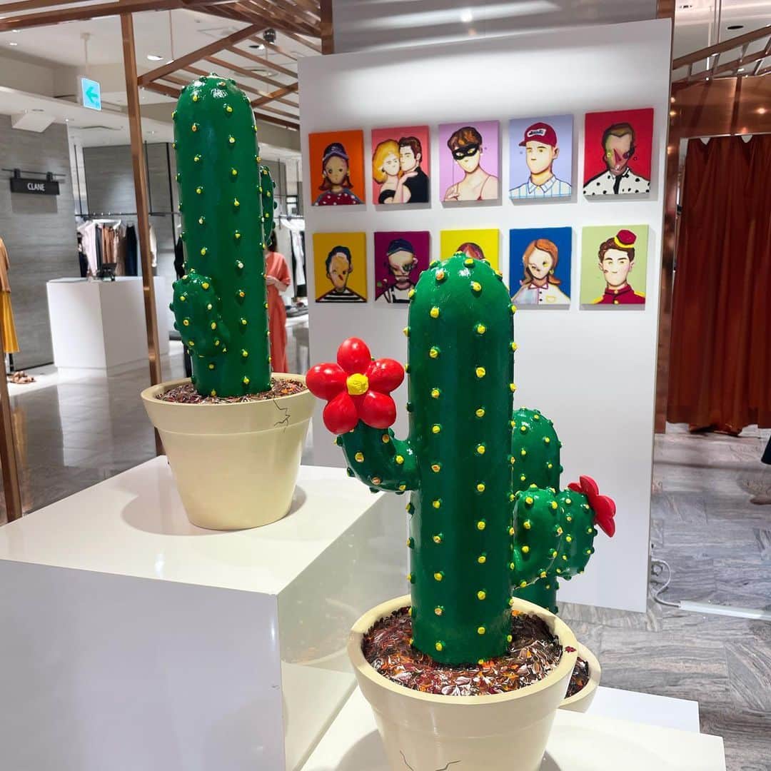 中林美和さんのインスタグラム写真 - (中林美和Instagram)「初日に伺うことができた KAZUSA MATSUYAMAさんの個展、 “escapism”。  細かいモチーフや、 KAZUSAさんの筆使いを想像しながら 作品を見るのが毎回すごく楽しい！ 限定発売されているスカーフも無事に買えて嬉しいな☺️ 5/31まで新宿伊勢丹2階で開催中です♪  #kazusamatsuyama#escapism#art @kazusamatsuyama」5月28日 13時07分 - miwanakabayashi