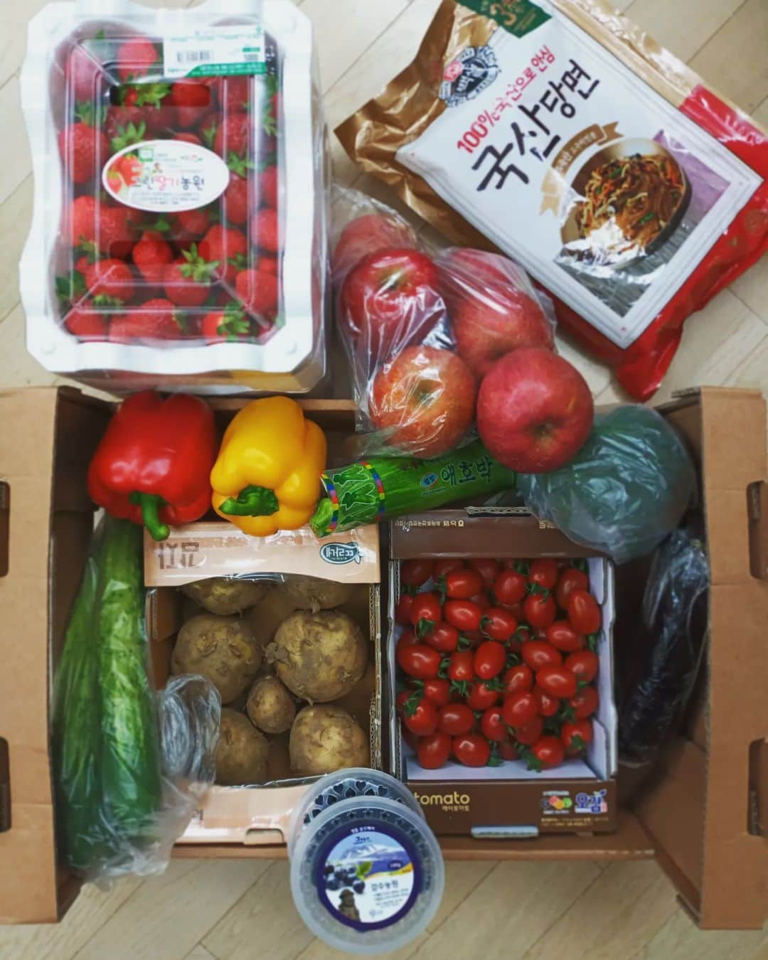 阿部美穂子さんのインスタグラム写真 - (阿部美穂子Instagram)「🍎🫐 お買い物はネットショッピングが とても便利な世の中ですが、 マートに出かけて 直接  野菜や果物やお肉を見て お店の方に 選び方や おすすめや 下処理の仕方や 料理方などなど伺い  選ぶのも好きです☺ 先日のレシピで カナリを準備された方も 多いようなので、カナリを使ったレシピを ご紹介しますね👩‍🍳 エホバク=ズッキーニのナムル🥒 材料: ズッキーニ1本 玉ねぎ1/4個 酒or水 大さじ2 カナリ 大さじ1  ニンニクチューブ 3-4cm ごま油 ゴマ 塩 適量 作り方: フライパンにごま油を入れ ズッキーニと玉ねぎを入れて塩を軽く振り 炒める。酒or水を入れて蓋をして 弱火から 中火で炒め煮します。ニンニクとカナリを 入れてさらに炒めて ゴマをふって完成🙌 ※ズッキーニは熱が入ると一気に柔らかくな りすぎるので、好みのかたさで炒め終えて下さいね💚 #韓国おかず#常備菜#野菜を食べよう #애호박 나물 볶음#밑반찬#mart#side dish」5月28日 13時09分 - miiko904