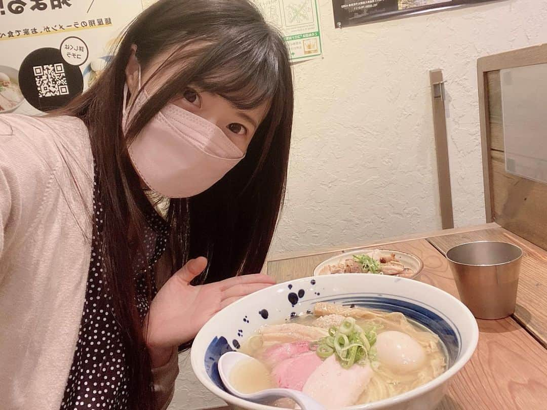 天津いちはさんのインスタグラム写真 - (天津いちはInstagram)「ラーメン激戦区“新宿”で行列のできる人気店」 ・鯛の旨味にこだわった【麵屋翔みなと】さんへ行ってきました鯛の旨味が感じられる塩ラーメンにさまざまな種類のチャーシューがのっていて、とっても美味かったですそのさまざまなチャーシューを使ったチャーシュー丼も美味しくぺろっと完食しちゃいました⭐︎お土産の冷凍ラーメンも具も入っていておみせの味が楽しめて嬉しかったです(*´꒳`*)系列店で2店舗あります！ 　　・鶏の旨味にこだわった【西新宿本店】 　　・味噌の旨味にこだわった【みそ処】  LINE公式アカウントの友だち追加をすると、即日使える味玉or半替え玉の無料クーポンがもらえる！ 7月まで「Instagramの投稿を見たというと味玉が無料でもらえる」キャンペーン中！  @menya.sho#ラーメン #麺スタグラム #東京ラーメン #麺屋翔 #新宿ラーメン #pr」5月28日 13時56分 - ichichiha