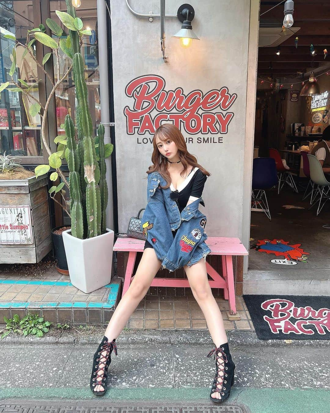 SHIHOさんのインスタグラム写真 - (SHIHOInstagram)「. . #fashion 🐈❤️‍🔥 . ワンピ❤︎ @selectshop_vivantjolie  bag❤︎ @chanelofficial  shoes❤︎ @prada  . . .」5月28日 16時48分 - cham_pipi