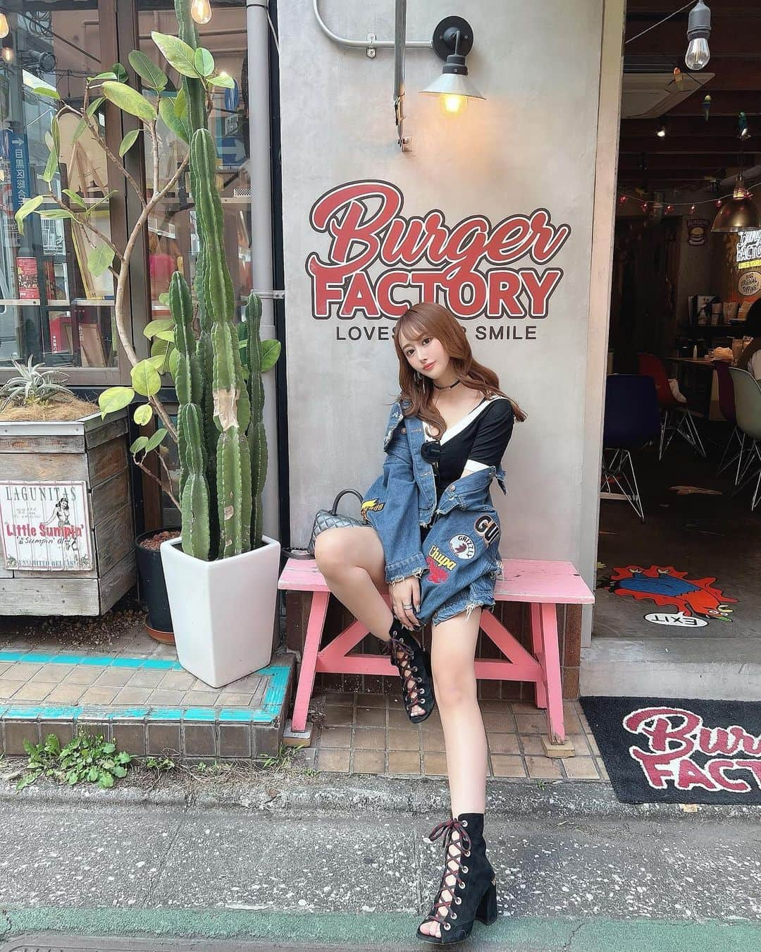 SHIHOさんのインスタグラム写真 - (SHIHOInstagram)「. . #fashion 🐈❤️‍🔥 . ワンピ❤︎ @selectshop_vivantjolie  bag❤︎ @chanelofficial  shoes❤︎ @prada  . . .」5月28日 16時48分 - cham_pipi