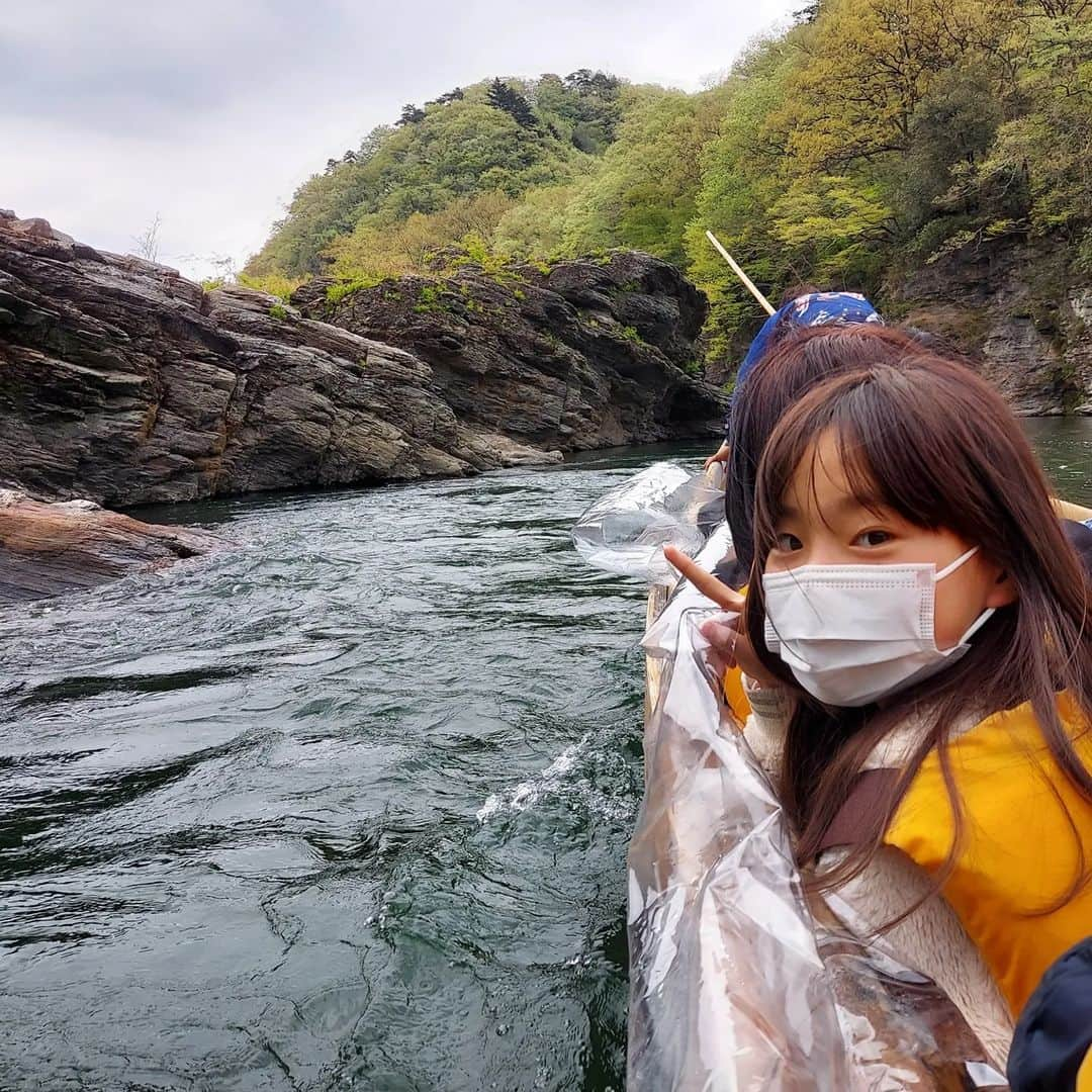 佐藤純さんのインスタグラム写真 - (佐藤純Instagram)「家族で長瀞ライン下りをしてきたよ😊  あーちゃん(お婆ちゃん)だけ、船にのるギリギリでお腹が痛くなって、🚙で待機。  お腹が弱いのは、私と一緒💦  子供達は初めて見るSLに『うぉー😍』と大興奮でした。  #長瀞 #ライン下り #家族 #長瀞ライン下り #ママ #ママモデル #モデル #mama #mamamodel #model」5月28日 17時48分 - junsatoidea