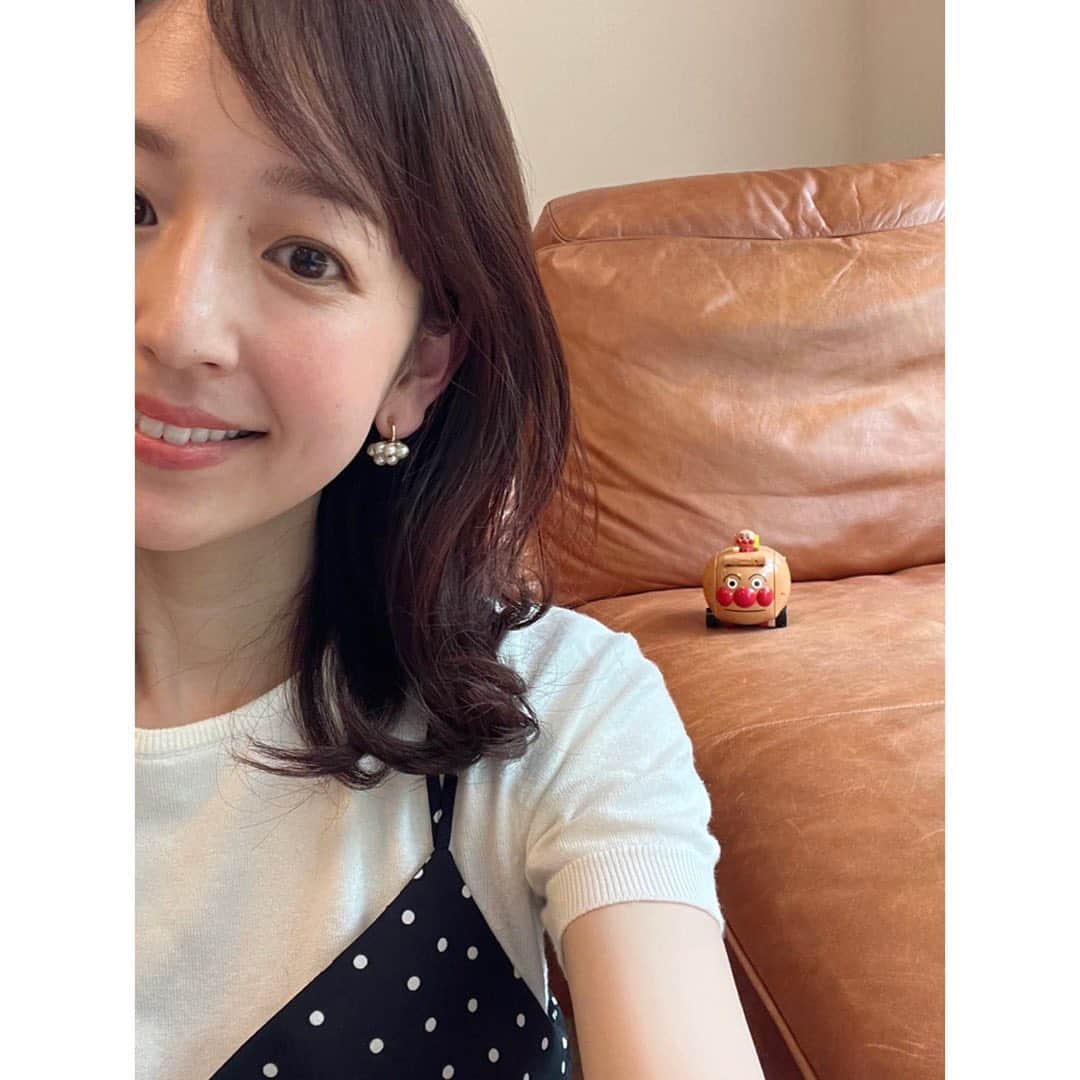 伊藤弘美さんのインスタグラム写真 - (伊藤弘美Instagram)「☺︎ ⁡ 髪を切りました〜✂︎ 5.6センチかな？すっきりしました✨ ⁡ 後ろにアンパンマン号が…☺️ ⁡ ラスティも参加してくれました🐶ペロリ笑 ⁡ ⁡ ⁡ #ヘアカット　#ミディアムヘア　#アンパンマン号  #ミニチュアピンシャー　#ラスティ　#男の子ママ」5月28日 17時52分 - hiromi_ito831