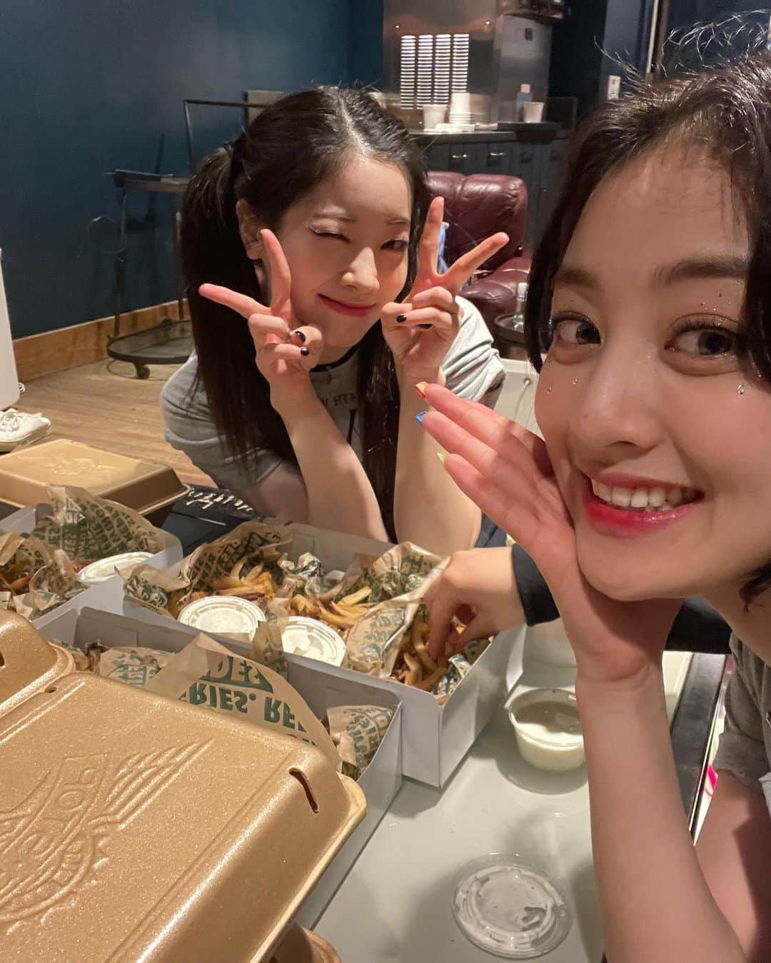 TWICEさんのインスタグラム写真 - (TWICEInstagram)「둡두비 생일추카한디야🤍🤍🤍🤍🤍🤍🤍요즘 많이 섹시해진 김스타선생님 기대할게요」5月28日 18時37分 - twicetagram