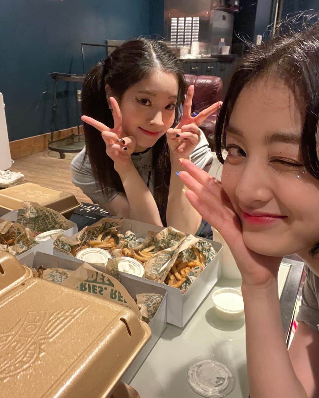 TWICEさんのインスタグラム写真 - (TWICEInstagram)「둡두비 생일추카한디야🤍🤍🤍🤍🤍🤍🤍요즘 많이 섹시해진 김스타선생님 기대할게요」5月28日 18時37分 - twicetagram