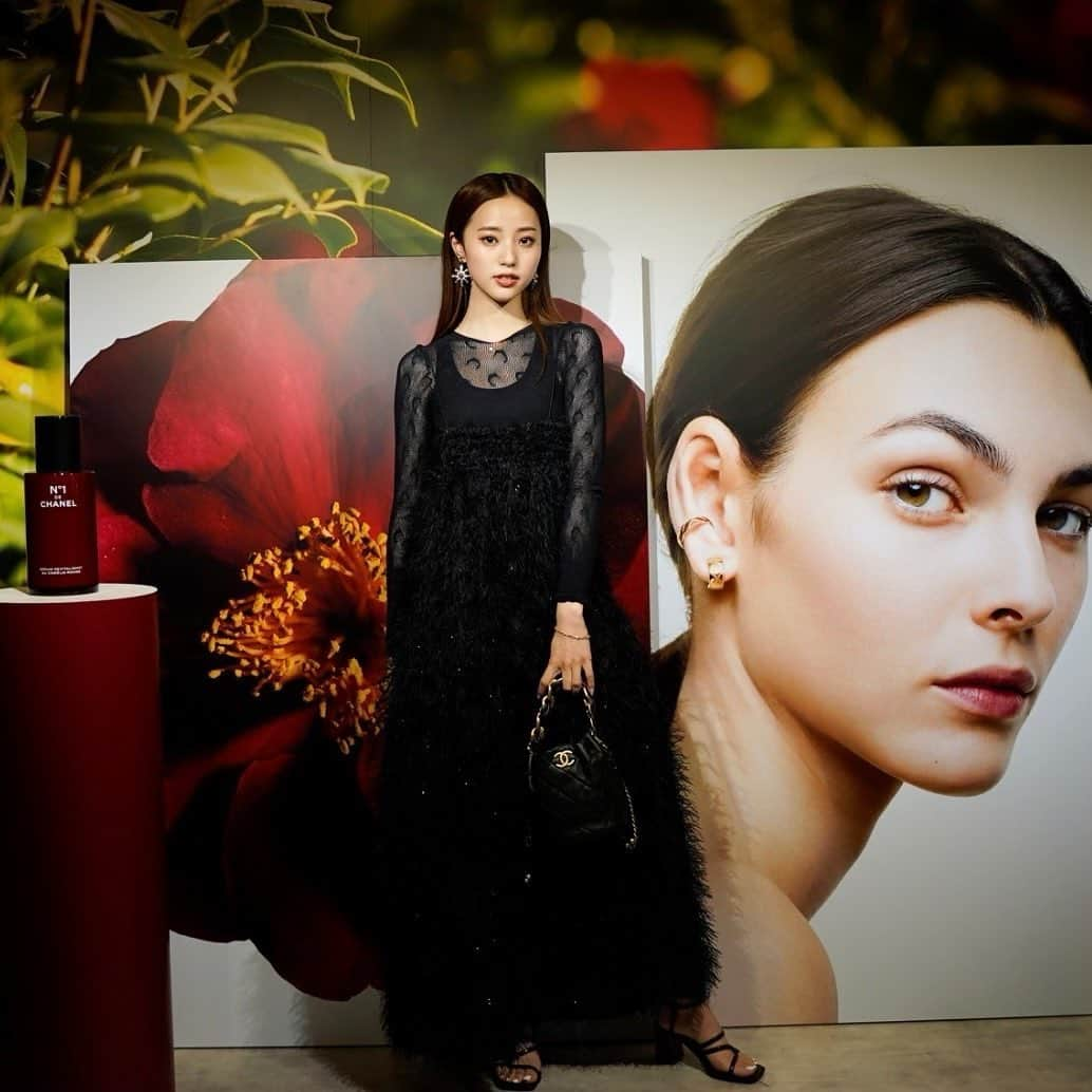 中町綾さんのインスタグラム写真 - (中町綾Instagram)「CHANEL🖤  #N1DECHANEL #N1ドゥシャネル @chanel.beauty」5月28日 18時49分 - ayanakamachi