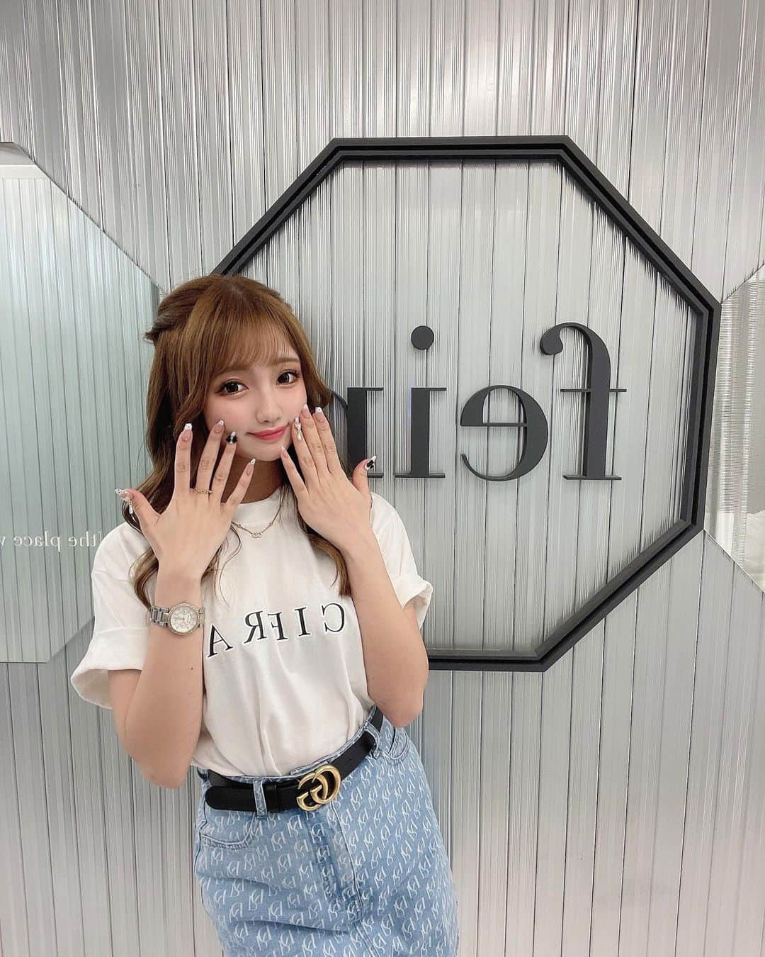 まゆぴちゅーさんのインスタグラム写真 - (まゆぴちゅーInstagram)「カジュアルコーデ🤍🌼  tops / @cifra_official_  belt / @gucci  skirt / @darich_official   @cifra_official_ のTシャツは メンズもレディースも使いやすくて、 シンプルなデザインで可愛いよ😋💕  デニムのスカートは前から狙ってたやつ🥹💓 まぁじでかわいいっっ！！！ 買いに行った時店舗在庫らす1だったわ🤦‍♀️🌈  この日はネイル行ったときの💅✨  今回のネイルもばちばちに可愛いから、 明日詳細アップするので見てください🙊💋 (既にストーリー載せた時反応してくれた 皆さまありがとうございます🥰🥰❤︎💋) . . . #Tシャツコーデ #デニムコーデ #デニムスカート #カジュアルコーデ #ユニセックスコーデ #ユニセックスブランド #ユニセックスファッション #tシャツ女子 #簡単ヘアアレンジ  #ハーフツインアレンジ」5月28日 19時01分 - mayu_03pichu