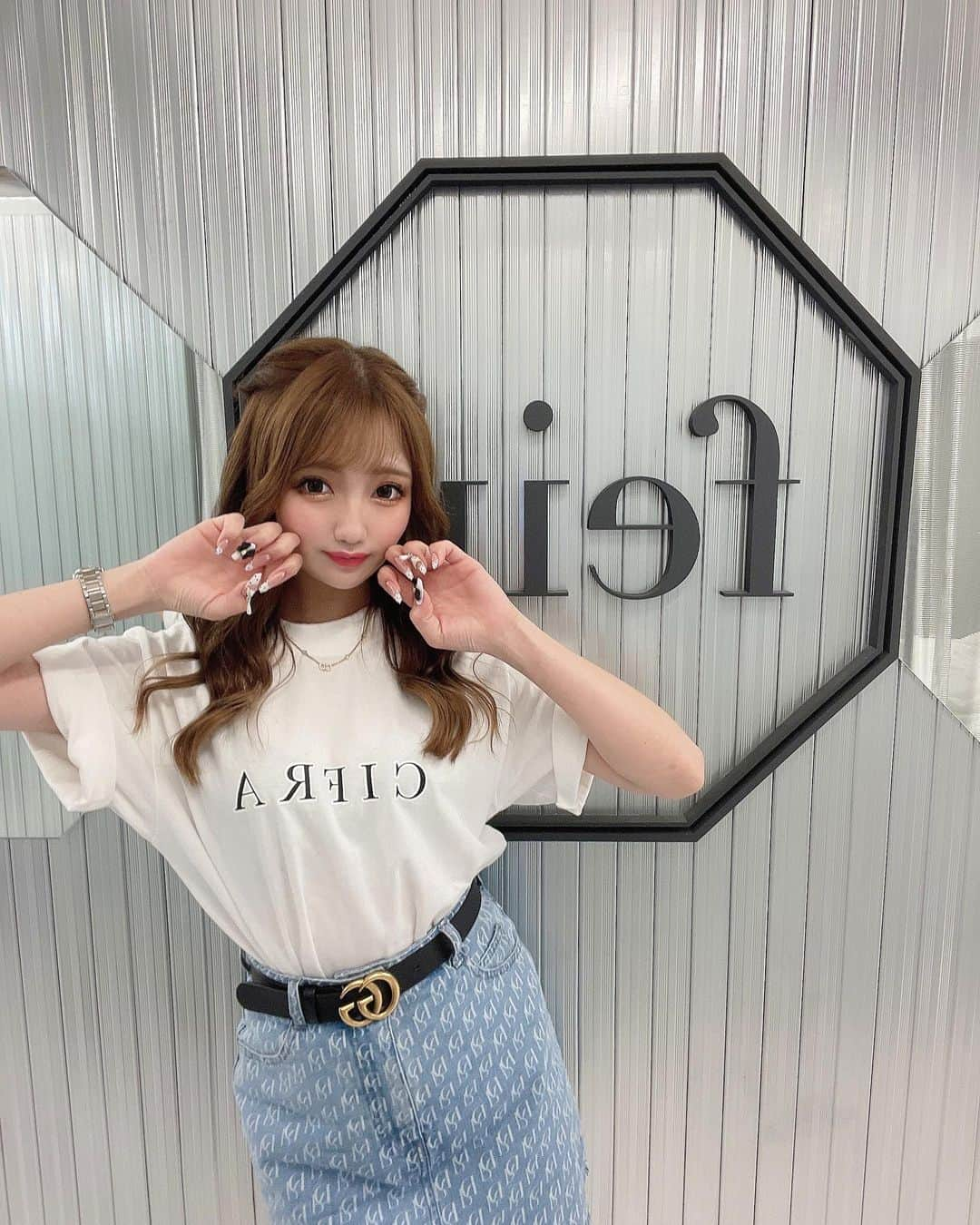 まゆぴちゅーさんのインスタグラム写真 - (まゆぴちゅーInstagram)「カジュアルコーデ🤍🌼  tops / @cifra_official_  belt / @gucci  skirt / @darich_official   @cifra_official_ のTシャツは メンズもレディースも使いやすくて、 シンプルなデザインで可愛いよ😋💕  デニムのスカートは前から狙ってたやつ🥹💓 まぁじでかわいいっっ！！！ 買いに行った時店舗在庫らす1だったわ🤦‍♀️🌈  この日はネイル行ったときの💅✨  今回のネイルもばちばちに可愛いから、 明日詳細アップするので見てください🙊💋 (既にストーリー載せた時反応してくれた 皆さまありがとうございます🥰🥰❤︎💋) . . . #Tシャツコーデ #デニムコーデ #デニムスカート #カジュアルコーデ #ユニセックスコーデ #ユニセックスブランド #ユニセックスファッション #tシャツ女子 #簡単ヘアアレンジ  #ハーフツインアレンジ」5月28日 19時01分 - mayu_03pichu