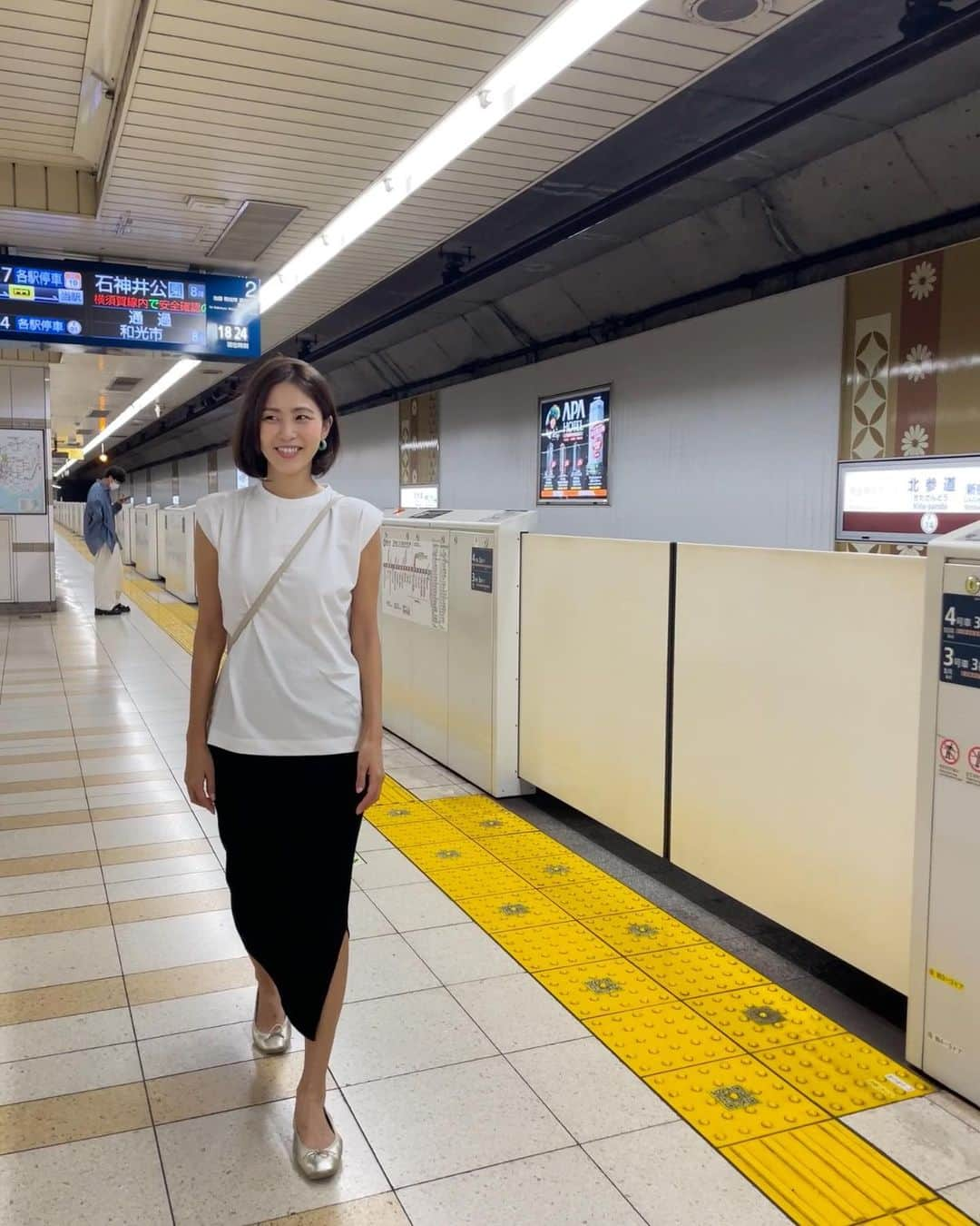 坂元美香さんのインスタグラム写真 - (坂元美香Instagram)「何もすることがないから 新宿へラーメン食べに行ってきた😅 そんな土曜日。  Tシャツ @tonal_official  スカート @noble.jp  シューズ @kurun_official   #副都心線 #はやし田 #醤油ラーメン」5月28日 19時37分 - mika_saka