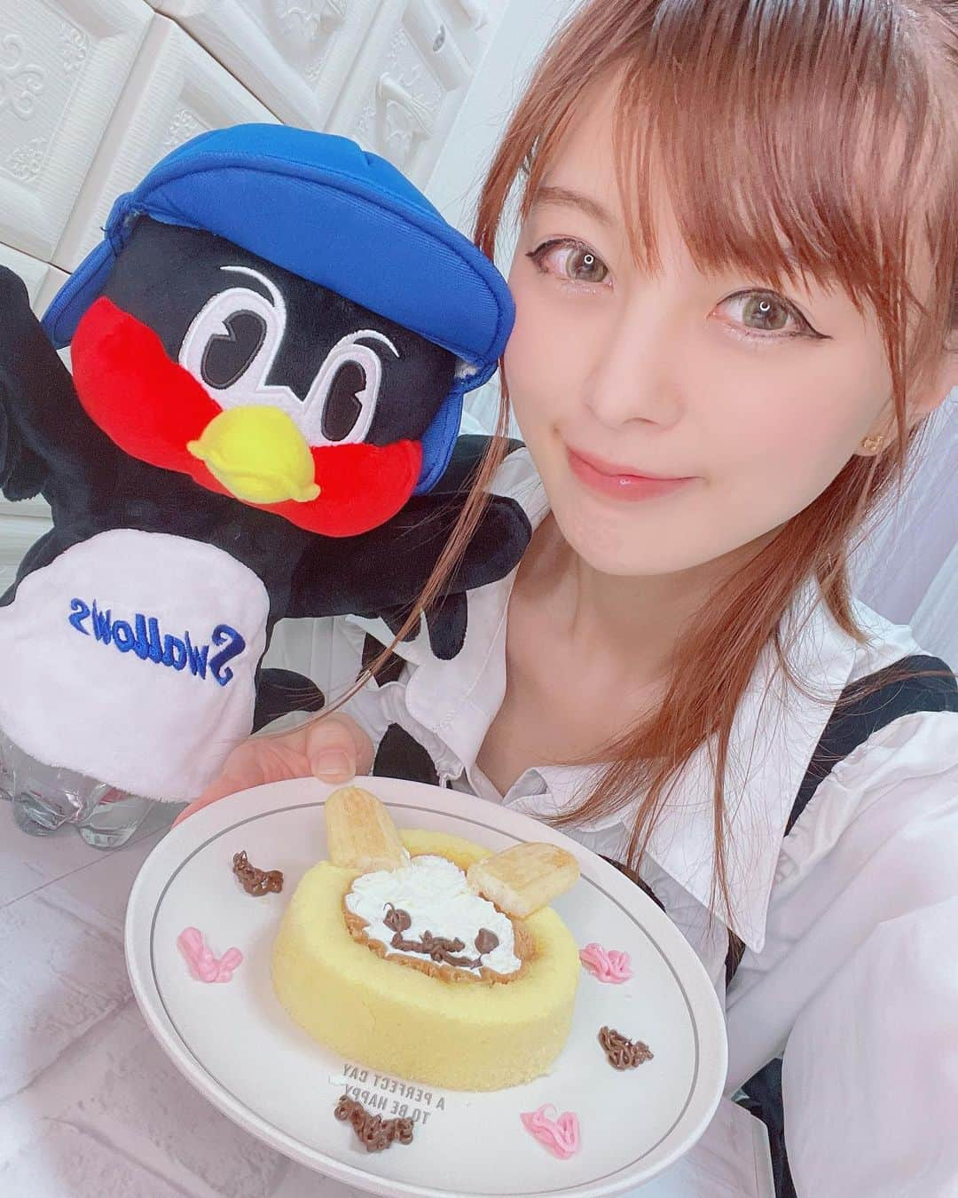 satomiさんのインスタグラム写真 - (satomiInstagram)「🎂🧁🍫 ・ じゃーん！何かわかるかな？🐰 今日はおうちでLAWSONのロールケーキデコりました🎂 ・  今 「Uchi Café プレミアムロールケーキフォトコンテスト」が開催中で入選したらプレゼントがもらえるからわたしも参加しました🧸 ・ 参加方法は、&L&公式アカウント（@andland_info） をフォローしてローソンUchi Caféの「プレミアムロールケーキ」を自由にデコレーションして「#プレミアムロールケーキデコ」をつけてInstagramに投稿するだけ! ・ みんなも是非応募してみてね🎂 ・ 学生時代、不二家で3年バイトしてたのでチョコペンの扱いは得意です💕でも絵心が無いのが致命的💧 ・  @andland_info #プレミアムロールケーキデコ  #PR #LAWSON #ロールケーキ #ローソン #コンビニスイーツ #ケーキ #スイーツ女子  #つば九郎 #つばみ」5月28日 20時18分 - saatoomii47