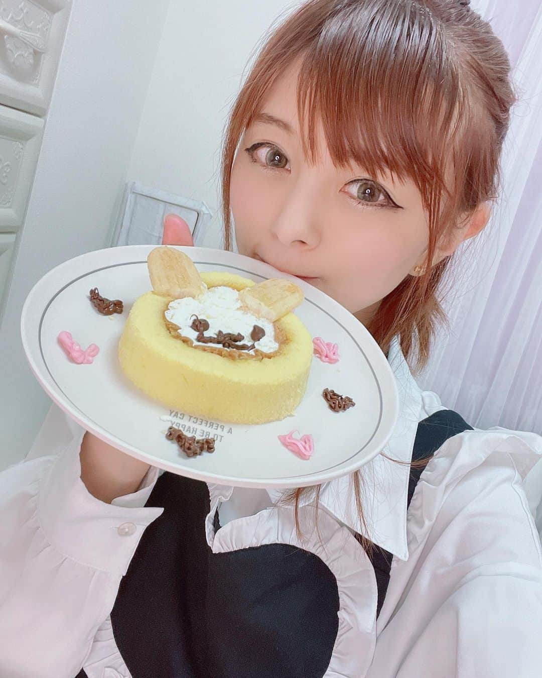 satomiさんのインスタグラム写真 - (satomiInstagram)「🎂🧁🍫 ・ じゃーん！何かわかるかな？🐰 今日はおうちでLAWSONのロールケーキデコりました🎂 ・  今 「Uchi Café プレミアムロールケーキフォトコンテスト」が開催中で入選したらプレゼントがもらえるからわたしも参加しました🧸 ・ 参加方法は、&L&公式アカウント（@andland_info） をフォローしてローソンUchi Caféの「プレミアムロールケーキ」を自由にデコレーションして「#プレミアムロールケーキデコ」をつけてInstagramに投稿するだけ! ・ みんなも是非応募してみてね🎂 ・ 学生時代、不二家で3年バイトしてたのでチョコペンの扱いは得意です💕でも絵心が無いのが致命的💧 ・  @andland_info #プレミアムロールケーキデコ  #PR #LAWSON #ロールケーキ #ローソン #コンビニスイーツ #ケーキ #スイーツ女子  #つば九郎 #つばみ」5月28日 20時18分 - saatoomii47