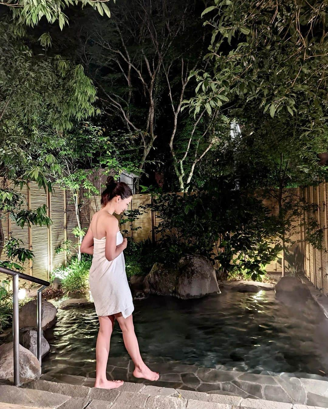 石井里奈さんのインスタグラム写真 - (石井里奈Instagram)「こんばんは✨ ゆっくり箱根温泉へ🧖♨️ 環翠楼別館へいってきました✨ . 建物は純和風な雰囲気なのですがお部屋は洋風🌿 部屋からすぐに露天風呂があって緑に囲まれて森林浴しながらゆっくり熱々の天然温泉を堪能できるの♨️ お肌ツルツルになって疲れもとれてゆっくり過ごすいい時間💕 昼と夜でも全然お風呂の印象ちがくて違った楽しみ方ができちゃうよ🙆‍♀️ . 夜ご飯もイタリアン🇮🇹 期待以上にすごく美味しくてびっくり❣️本格的なイタリアンを堪能できておいしかったー💛 東京からもすぐだし、箱根温泉はやっぱりいいね♥️ . #環翠楼別館 #塔ノ沢温泉 #箱根旅館 #箱根イタリアン #箱根 #hakone #箱根温泉 #露天風呂 #onsen #お風呂 #♨️ #bathtime #温泉旅館 #温泉 #温泉旅行 #箱根旅行 #箱根グルメ #箱根湯本 #温泉女子 #温泉宿 #イタリアン #温泉街 #おふろ #サウナ #サウナ女子 #サウナー #sauna #温泉デート #美肌 #癒し」5月28日 20時26分 - ri7tin1025