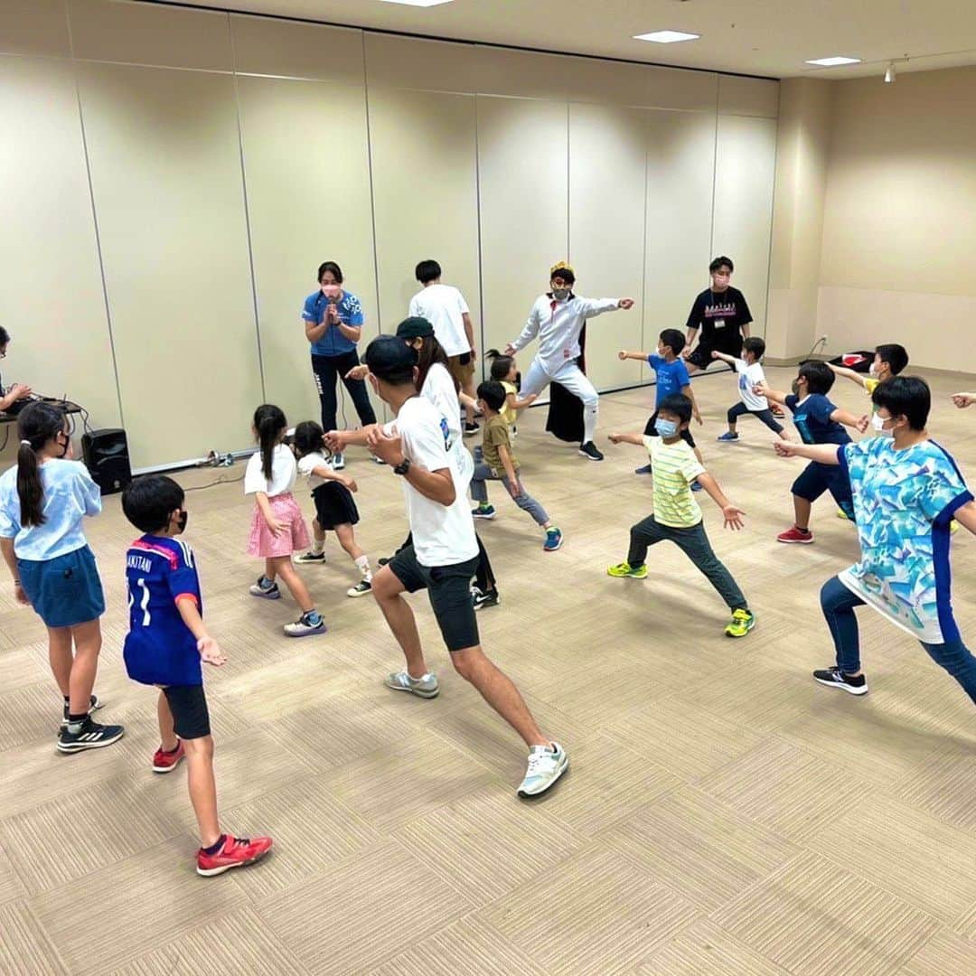 西岡詩穂さんのインスタグラム写真 - (西岡詩穂Instagram)「Fencing×Sassenコラボイベントin 久喜市🤺✨  たくさんの方にご参加頂き、笑顔いっぱいの楽しい体験会となりました💪😆 フェンシングが楽しい！って言ってもらえて嬉しい☺️ そして何より昔一緒に戦った戦友とお仕事ができて嬉しかった😌✨  明日はフェンシングパークで福岡に！！ これまた楽しみーーー😆😆  #fencing #sassen #フェンシング #サッセン #コラボイベント #エペ #フルーレ #サーブル #フェンシングは3種目 #久喜市 #久喜市の皆様ありがとうございました #埼玉」5月28日 20時34分 - shih05823