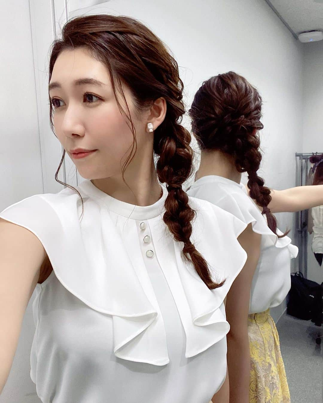 穂川果音さんのインスタグラム写真 - (穂川果音Instagram)「hairstyle  サイド編み下ろしヘアです😊  earring→ @nemu.accessory  #ヘアアレンジ　#ヘアスタイル　#編み下ろし　#イヤリング　#hairstyle #hairarrange #earrings #まとめ髪　#編み下ろしアレンジ　#前髪アレンジ 　#5月コーデ　#春コーデ　#おしゃれっぽ #アナウンサーコーデ  #アベプラ　#お天気キャスター #サイド編み下ろしヘア　#サイドアップ」5月28日 20時35分 - hokawakanonn