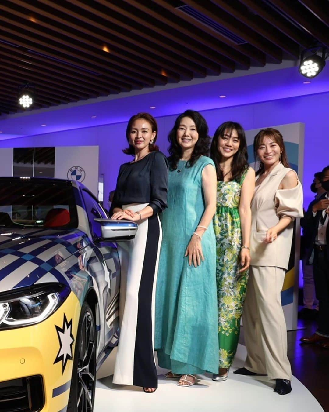 とよた真帆さんのインスタグラム写真 - (とよた真帆Instagram)「昨日は六本木ヒルズにて @bmwjapan  BMWのアートカーのお披露目がありました✨  自分でも絵を描きますし、アート好きなので勉強かねて拝見してきましたよ✨  世界的有名なアーティスト @jeffkoons とBMWがコラボしたデザインカー 『The8×JEEF KOONS』 日本に1台のみ上陸で６月１６日から２７日にオークション開始です。 NYでは47万5000ドルで落札されたそうです。  日本では.. 落札された金額は難病と闘う子供たちの夢をかなえ生きる勇気を願う活動団体 @makeawishjapan に寄付されるそうです✨ 素敵な方が落札してくださいますように！  会場では BMWの日本の社長さん @shiho_style 変わらず美しいシホちゃん @maenorichang 楽しい #前田典子 ちゃん @chiharu_niiyama  いつも明るい　#新山千春 ちゃんと楽しいひとときでした✨  #JOYMOVESME #BMW #駆けぬける歓び #BMWJapan #JeffKoons @bmwjapan」5月28日 20時38分 - maho_toyota