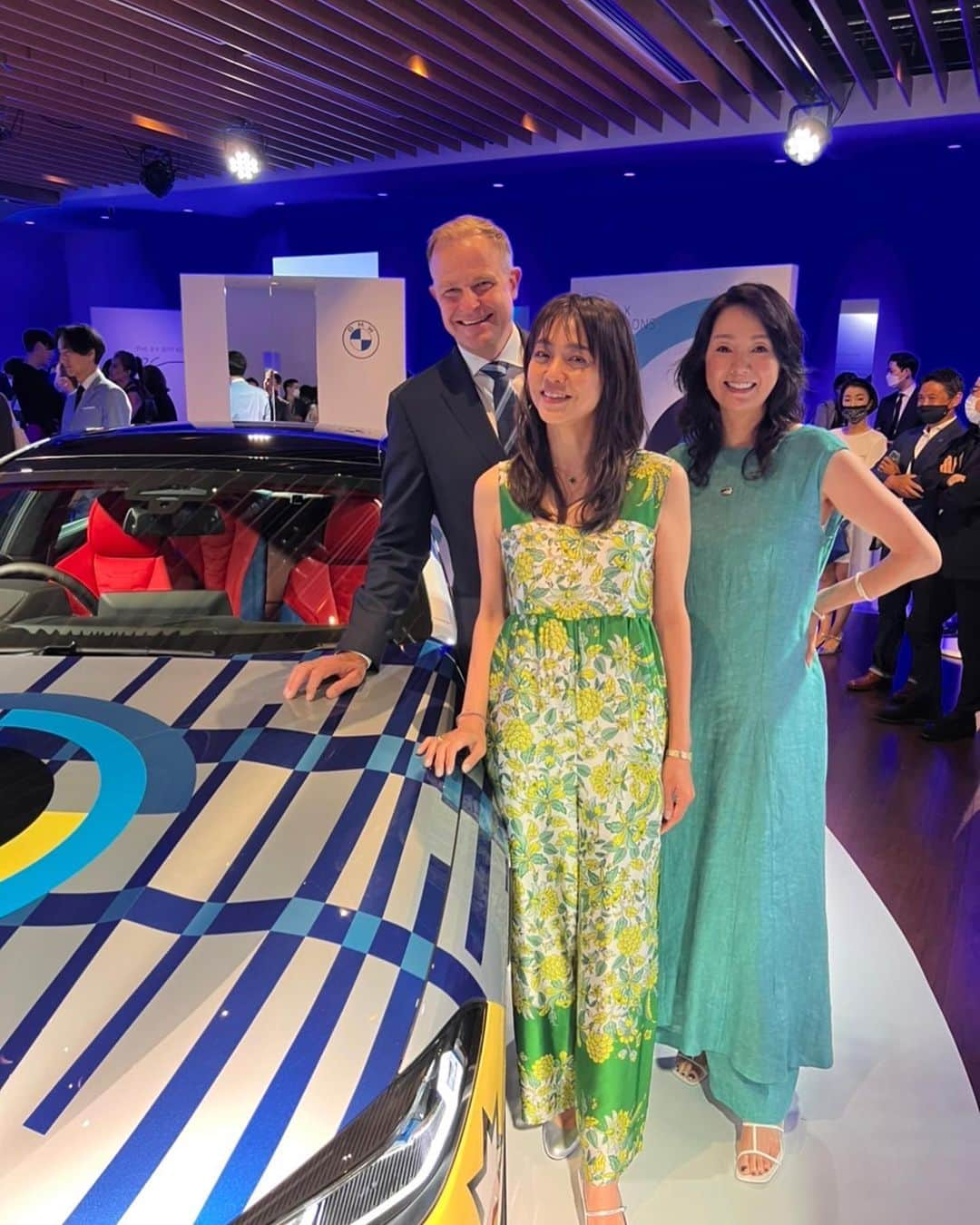 とよた真帆さんのインスタグラム写真 - (とよた真帆Instagram)「昨日は六本木ヒルズにて @bmwjapan  BMWのアートカーのお披露目がありました✨  自分でも絵を描きますし、アート好きなので勉強かねて拝見してきましたよ✨  世界的有名なアーティスト @jeffkoons とBMWがコラボしたデザインカー 『The8×JEEF KOONS』 日本に1台のみ上陸で６月１６日から２７日にオークション開始です。 NYでは47万5000ドルで落札されたそうです。  日本では.. 落札された金額は難病と闘う子供たちの夢をかなえ生きる勇気を願う活動団体 @makeawishjapan に寄付されるそうです✨ 素敵な方が落札してくださいますように！  会場では BMWの日本の社長さん @shiho_style 変わらず美しいシホちゃん @maenorichang 楽しい #前田典子 ちゃん @chiharu_niiyama  いつも明るい　#新山千春 ちゃんと楽しいひとときでした✨  #JOYMOVESME #BMW #駆けぬける歓び #BMWJapan #JeffKoons @bmwjapan」5月28日 20時38分 - maho_toyota