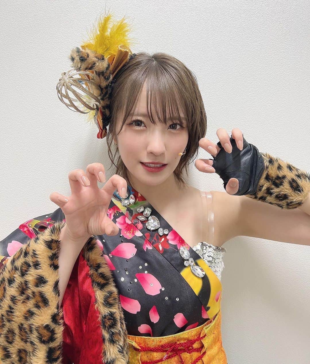 小嶋花梨さんのインスタグラム写真 - (小嶋花梨Instagram)「🐆❤️ ⁡ ⁡ #カミオト にて #NMB48で 「てっぺんとったんで」 を歌わせていただきました!! ⁡ しかも新喜劇の皆さんとのスペシャルコラボ✨ ⁡ この頃は今まで以上に、大阪を感じる機会が多くて、大阪のアイドルになれて良かったって毎日思います🥰 ⁡ ヒョウ柄が似合うかっこいい女性になれるようにこれからも大阪で頑張りますっ✊🏻 ⁡ ⁡ #大阪 #関西 #アイドル」5月28日 20時49分 - nmb_kojima_48