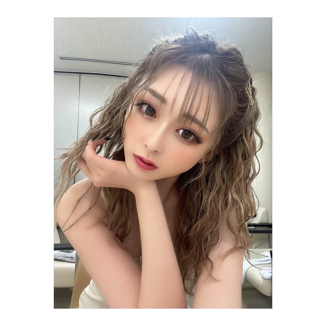 古川優奈さんのインスタグラム写真 - (古川優奈Instagram)「はーふついん🤭❤ この頃は髪の毛短めにしてるねん😆  最近使ってみたけどマスクにも つきにくいしよき✌️ ちぇっくしてみてね😊🥰  @tirtir_jp_official #TIRTIR #レッドクッション #最強クッションファンデ #PR」5月28日 21時13分 - chamitan_0908