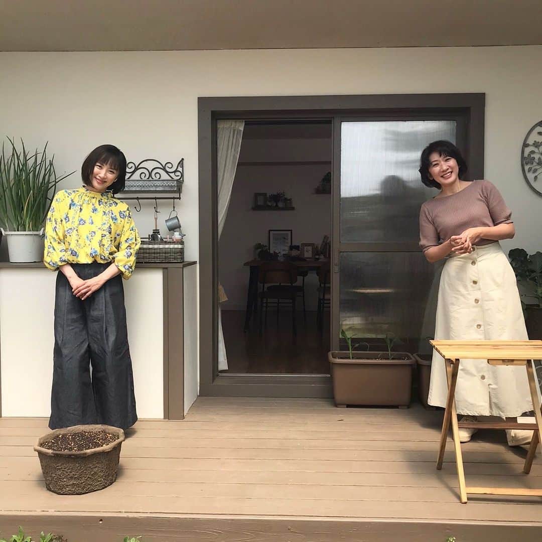 山口もえさんのインスタグラム写真 - (山口もえInstagram)「・  やさいの時間📺に登場します♡ アンコール放送なのですが 久々登場でタカさんにお逢いできて嬉しいです🥰 今回育てるオクラは採れたてを味わってもらいたいです！！ サクッとシャキとパリッと音がします。笑 採れたてのオクラを食べてる音はリールに載ってるよ♡  P.S  小タマネギはずいぶんと落ち着いてきました。 情報ありがとうございました。 オーガニックの薬をシュッとしました😊  NHK-E「趣味の園芸 やさいの時間」 もえのプランター菜園 アンコール放送  5月29日(日) Eテレ午前8:00〜午前8:25 5月31日(火) Eテレ午後13:05〜午後13:30  #やさいの時間#プランター菜園 #家庭菜園#オクラ#TV #深町貴子 さんと💕 #お楽しみに♡」5月28日 21時22分 - moe_yamaguchi0611
