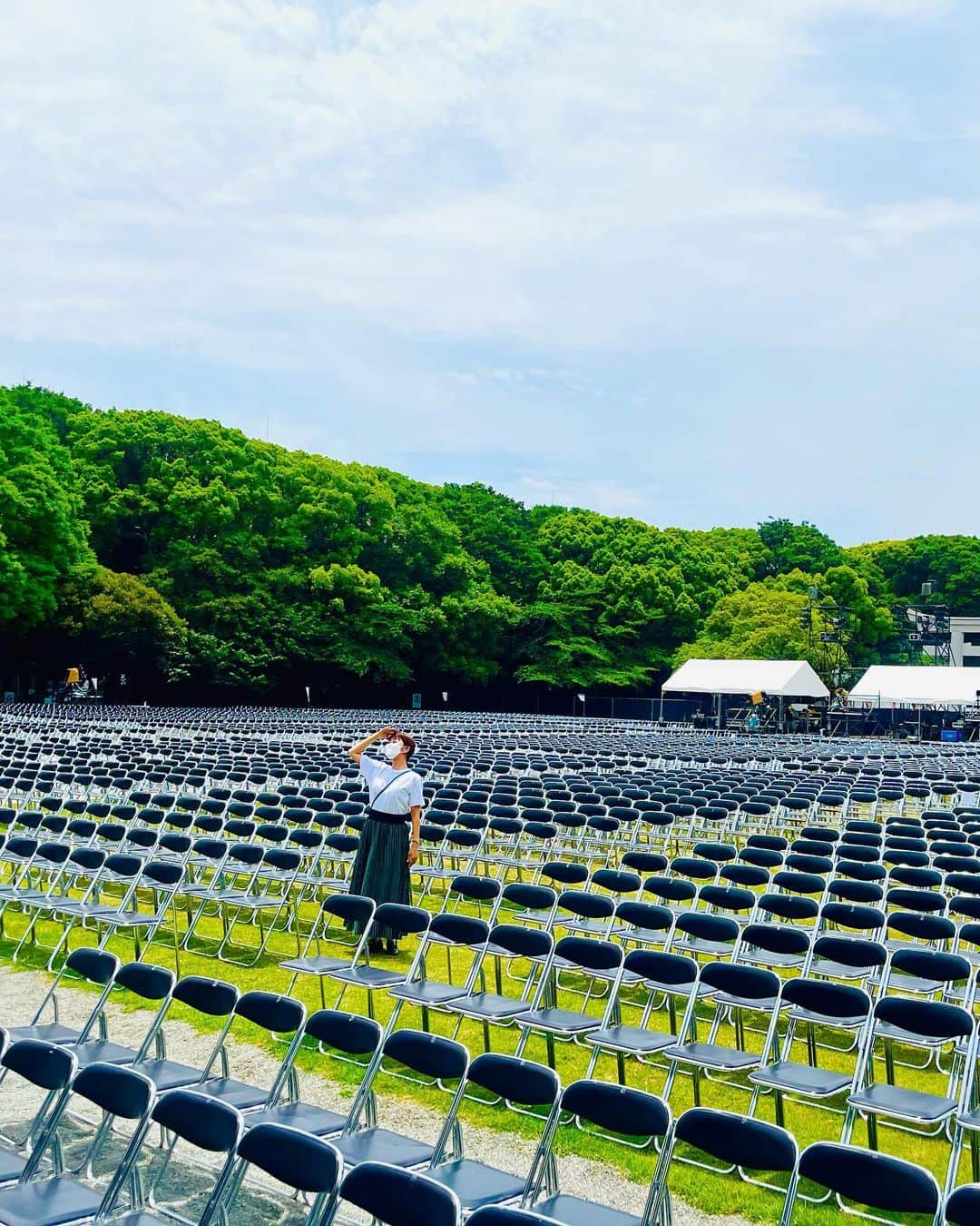 新妻聖子さんのインスタグラム写真 - (新妻聖子Instagram)「福岡県護国神社での音楽祭「音恵2022」⛩  最高のお天気に恵まれ、無事に出演を終えました✨  清々しい“気”の漂う神社の境内で 生い茂る豊かな緑に囲まれて ただただ広い青空へと声を放ち 音楽家の皆様の奏でる やさしい音に包まれる時間  なんかもともと元気だったけど、生まれ変わったようにますます元気になっちゃった！  葉加瀬さんのバイオリンとコラボさせていただいたのは「ひまわり-SUNWARD-」  素晴らしいミュージシャンの皆様とのアンサンブルで奏でたこの曲、また違った想いが溢れてきました。  どのナンバーでも、6,000人のお客様とお話しができたような気がして、ふわふわハッピーな気持ちで帰路につきました。ありがとうございました！  ピアス @masaejewelry  スカート @adelly.tokyo   赤パンプス👠 @sheinofficial   帰ってきたら東京も気持ちの良い夜風🌠しかし明日は予想最高気温が30℃！！！  あたくし息子のラグビースクールの付き添い(というか親も一緒に走るらしい…マジか…)で早起きなので、暑さ対策して頑張りますぅぅぅぅぅ  #音恵 #新妻聖子」5月28日 21時35分 - seikoniizuma