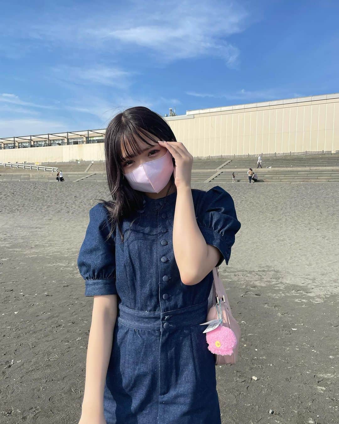 津代美月さんのインスタグラム写真 - (津代美月Instagram)「. @desir_etraison  のデニムワンピ形可愛くて好みすぎる 👶🏻 本当は襟が付いてるんやけど つけるの忘れちゃたので また付けて着る ー  #江ノ島 #海 #江ノ島水族館」5月28日 21時43分 - __tsushiromizuki
