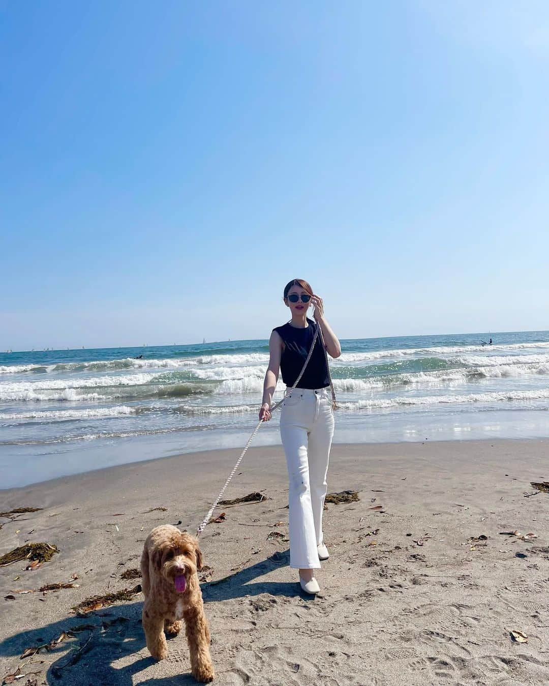 ダレノガレ明美さんのインスタグラム写真 - (ダレノガレ明美Instagram)「お仕事終わりに場面で @liz.yoga と海へ✨ 可愛いベイビーちゃんも🐶 たくさん走ってたくさん笑いました☺️ 白デニム汚れました〜✌︎  #自分の犬かのように載せる」5月28日 21時45分 - darenogare.akemi