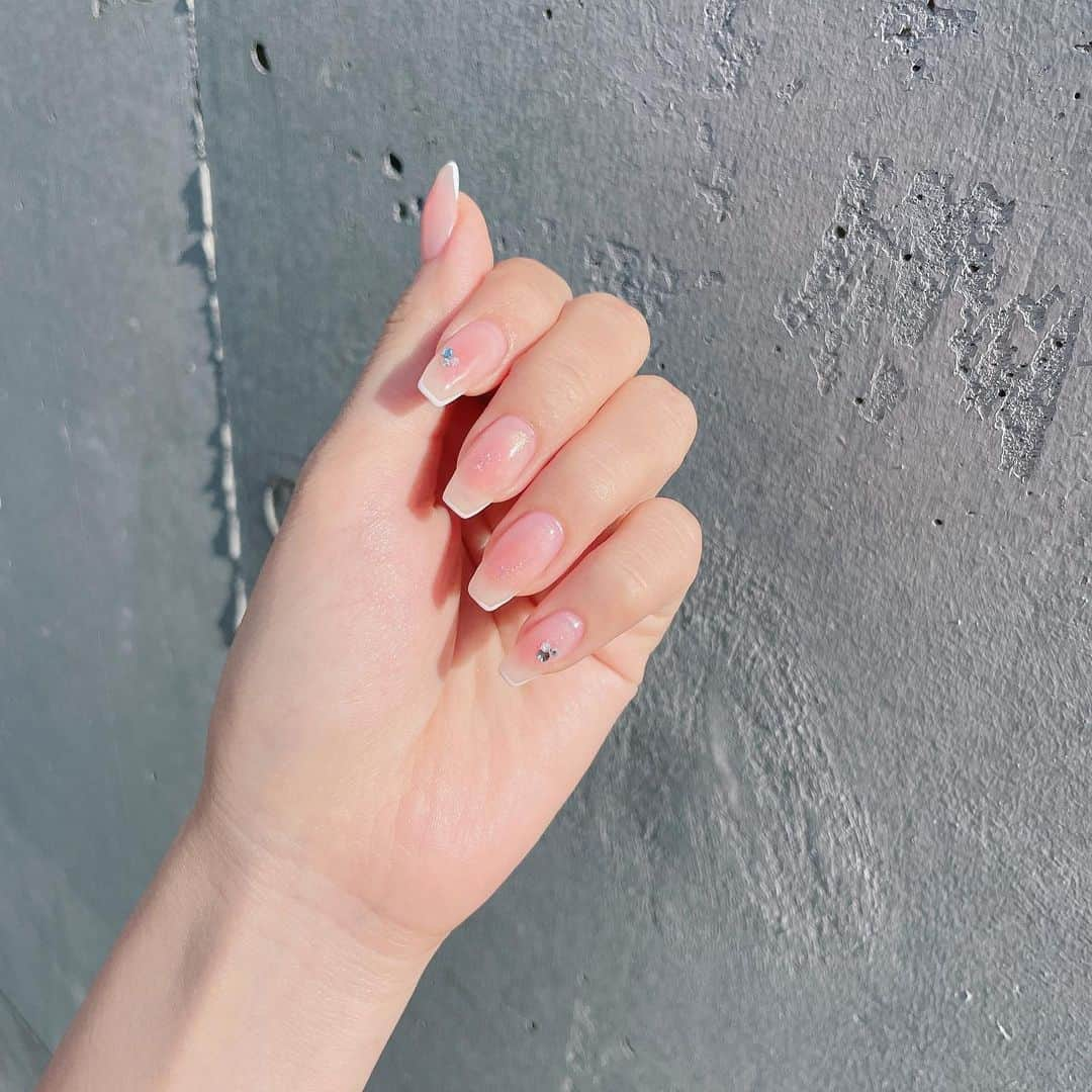 木下ひなこさんのインスタグラム写真 - (木下ひなこInstagram)「New nail💅 ナチュラルだけど キラッと可愛く仕上げてもらいました🌟  @chipieee_nail_mika さん いつもありがとうございます💕 ((この後白いトップスの 袖口がお味噌汁だらけになってました🤫))  #nail#ネイル#newnail#ワンホンネイル#フレンチネイル#フレンチ#スクエアネイル#ナチュラルネイル#オフィスネイル #チークネイル」5月28日 21時56分 - hinako_0525