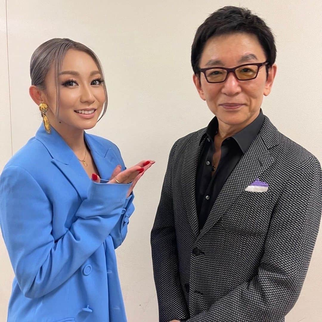 倖田來未さんのインスタグラム写真 - (倖田來未Instagram)「. WOWOW「INVITATION」見ていただけましたか？？ ⁡ 古舘さんと初めてお会いするということで、緊張しすぎて台本をずーーーと読んでいたのですが、何もかもリードしていただき、気付いたら涙でした。 たくさん作品を聞いてくださり。 こんな角度で倖田來未を見てくださってるんだということもたくさんあり、こんな考え方もあるんだなぁと、とっても勉強になりました。 ⁡ 永遠にインタビューして欲しかったやつでした、、、、 ⁡ 本当に、私なんかをゲストにしていただき、感謝しています。 古舘伊知郎さん、WOWOWのスタッフ様のみなさま、 ありがとうございました！！！ ⁡ #古舘伊知郎 さん #wowow #invitation #ありがとうございました #衣装 #fashion #dsquared2 #hedyjapan #kodakumi #倖田來未」5月28日 22時59分 - kodakumi_official