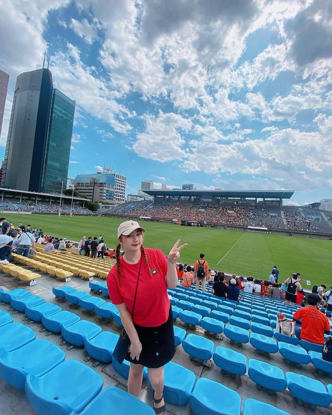 来栖あこさんのインスタグラム写真 - (来栖あこInstagram)「🏉 久しぶりの秩父宮ラグビー場☺️💕 ずっとタイミング合わずリーグワンになってから 行けてなかったので、やっと行けた〜🌟🌟🌟 やはりラグビーは生で観るのが本当に楽しいっっ😆😆❤️‍🔥✨  昔みたいに売り子さんいないのさみしい 久しぶりにラグビー場の売り子したくなった🍺♥️  来月には国際戦があるんだって✨ PR https://league-one.jp/ #ラグビー女子 #ジャパンラグビーリーグワン #rugby #ラグビー #リーグワン #NTTリーグワン #ラグビー観戦 #スポーツ観戦 #leagueone #秩父宮ラグビー場」5月29日 0時27分 - akopai.081