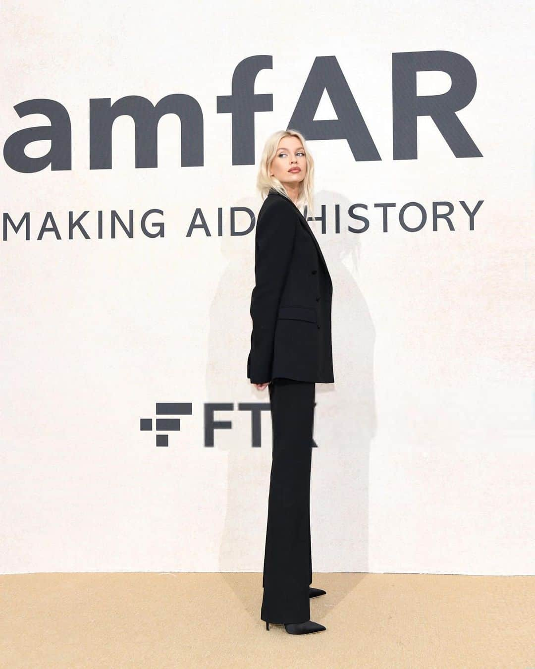 ステラ・マックスウェルさんのインスタグラム写真 - (ステラ・マックスウェルInstagram)「Beautiful evening @boss @amfar @carineroitfeld 🖤」5月29日 2時17分 - stellamaxwell